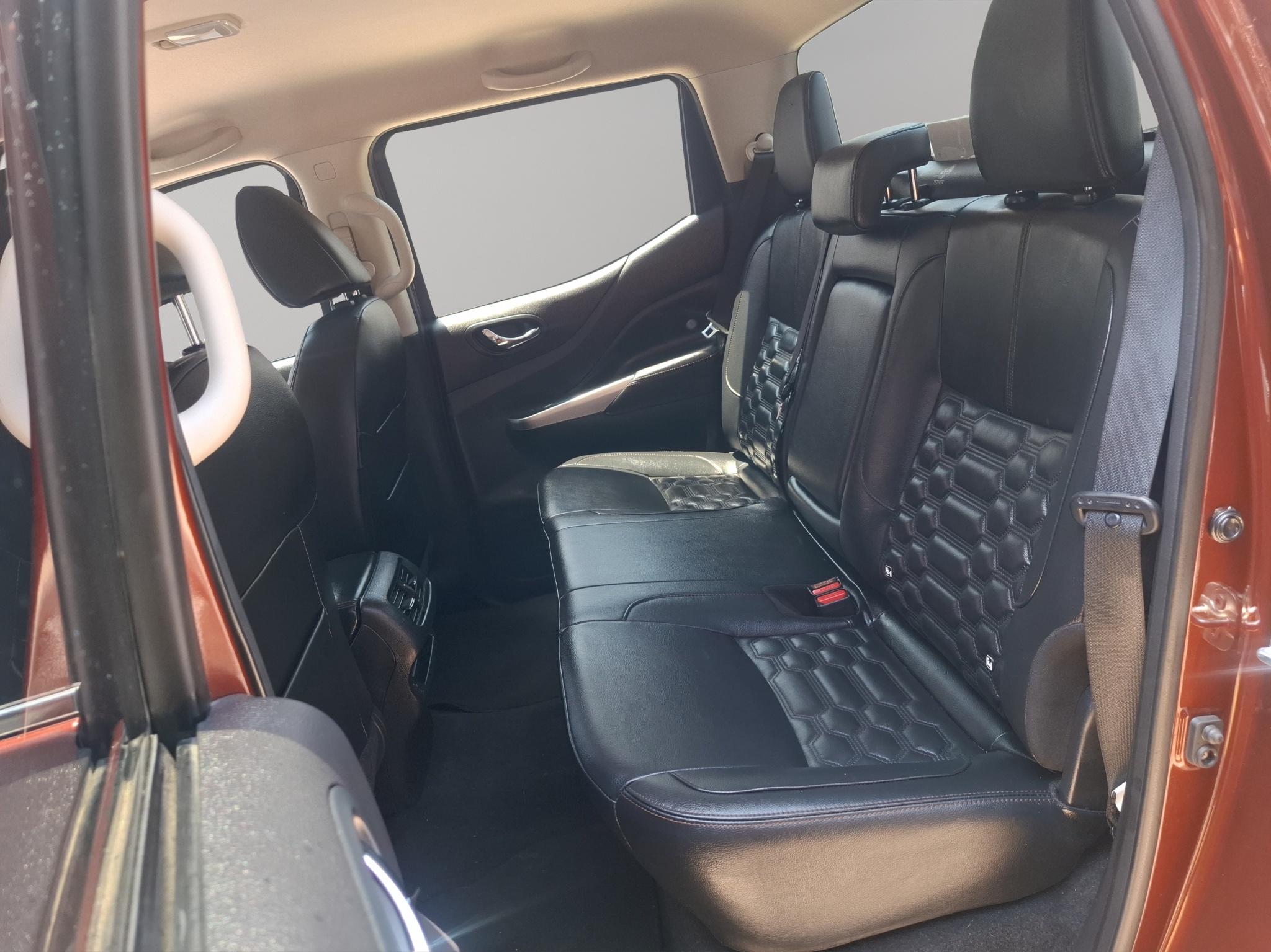 Nissan Comerciales Frontier y NP 300 Frontier Pick-Up 4 pts. Frontier Platinum LE, Doble Cab., L4, 2.5l, TA, a/ac., piel, f. led, RA-18 2023