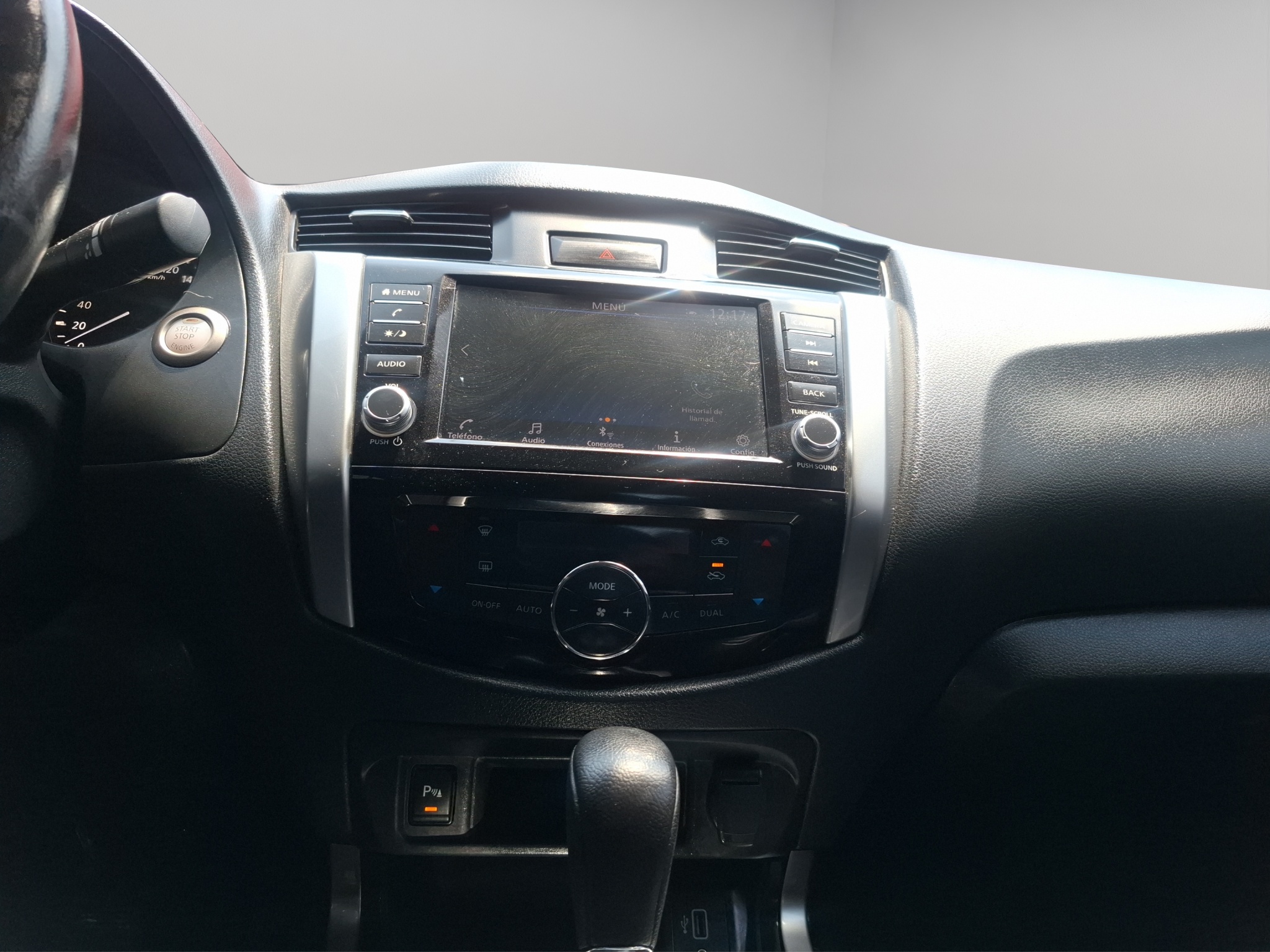 Nissan Comerciales Frontier y NP 300 Frontier Pick-Up 4 pts. Frontier Platinum LE, Doble Cab., L4, 2.5l, TA, a/ac., piel, f. led, RA-18 2023