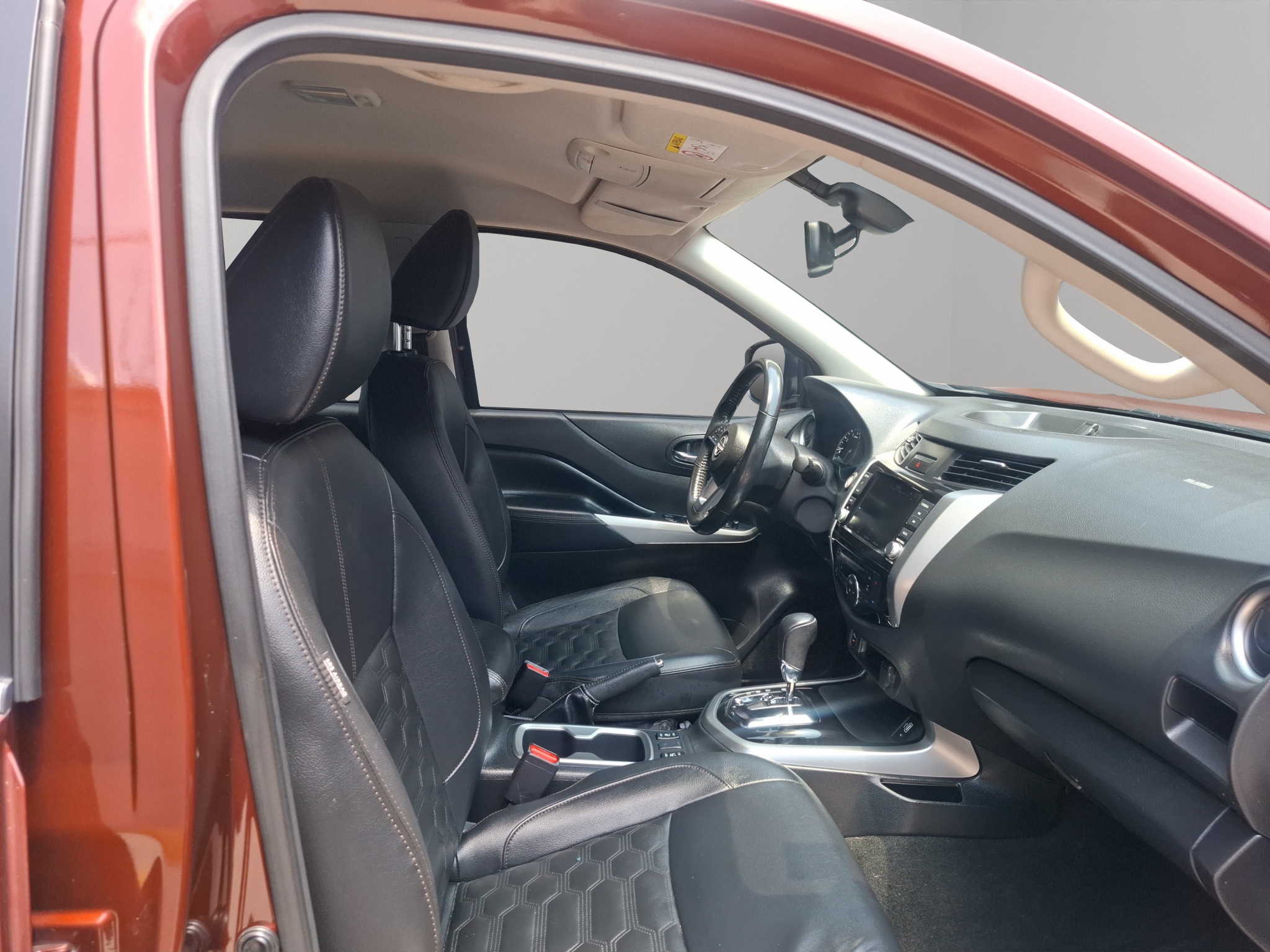 Nissan Comerciales Frontier y NP 300 Frontier Pick-Up 4 pts. Frontier Platinum LE, Doble Cab., L4, 2.5l, TA, a/ac., piel, f. led, RA-18 2023