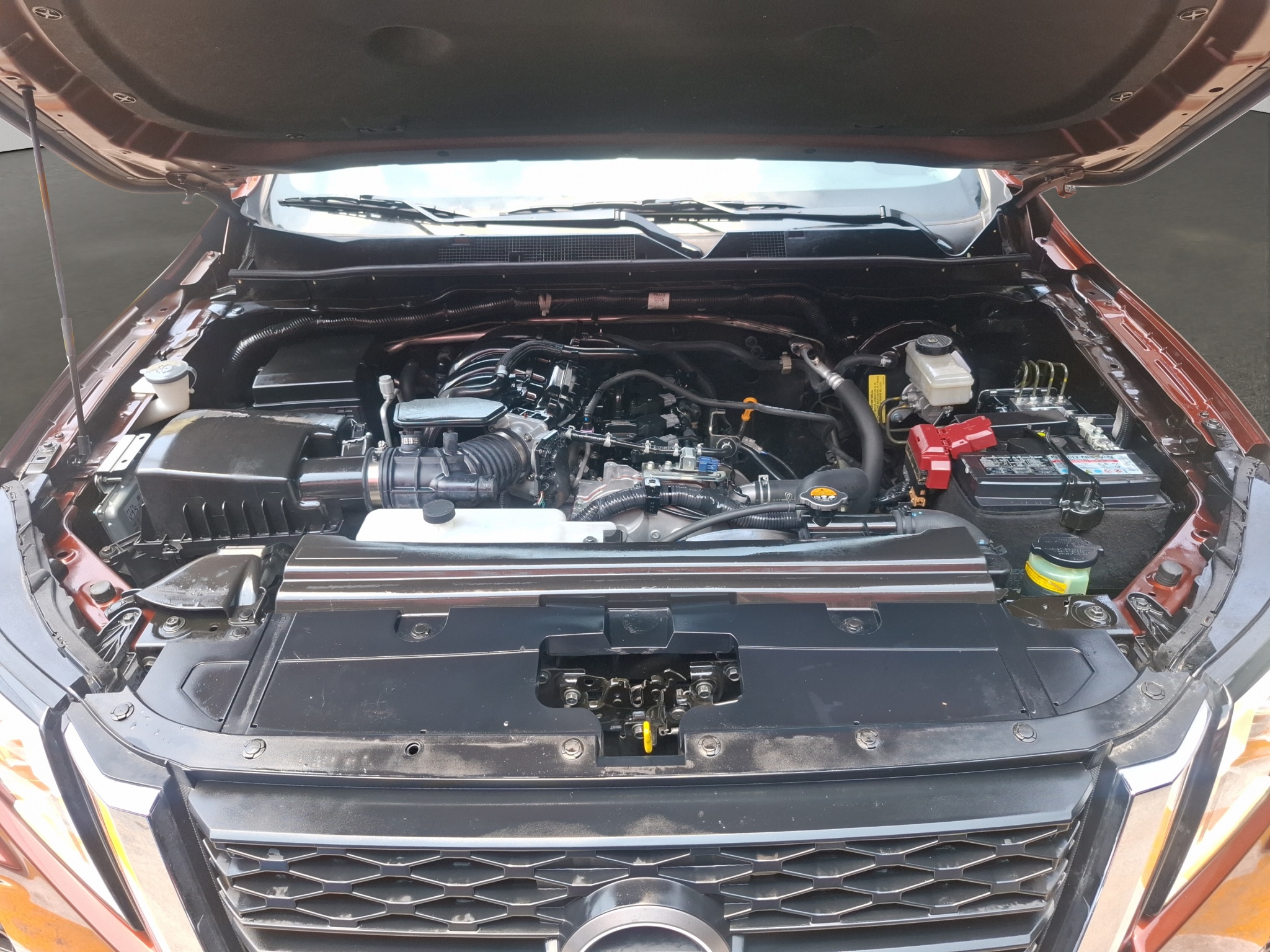 Nissan Comerciales Frontier y NP 300 Frontier Pick-Up 4 pts. Frontier Platinum LE, Doble Cab., L4, 2.5l, TA, a/ac., piel, f. led, RA-18 2023