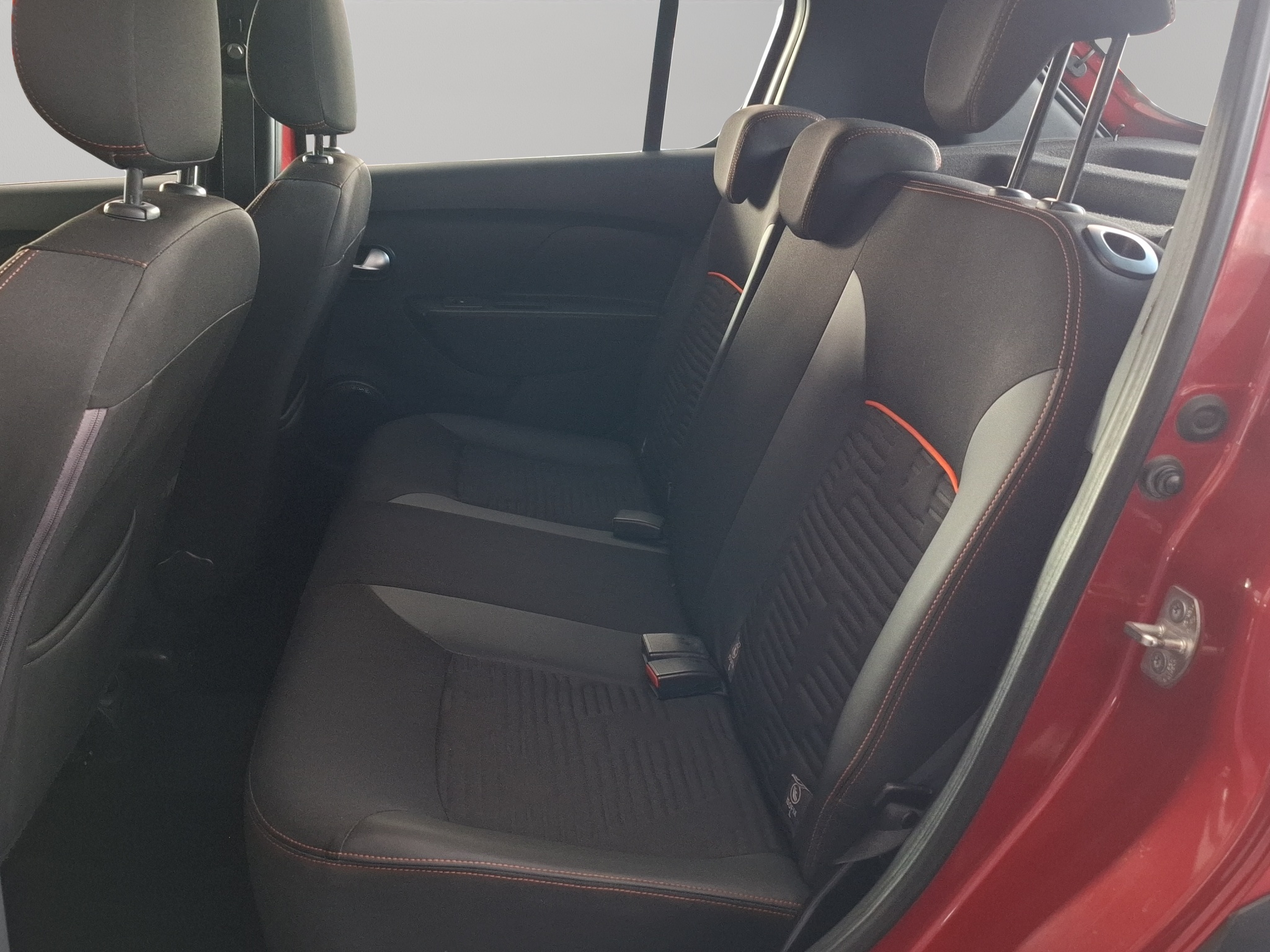 Renault Sandero y Stepway 5 pts. HB Stepway Intens, 1.6l, TM5, a/ac. Aut., VE, GPS, RA-16 2023