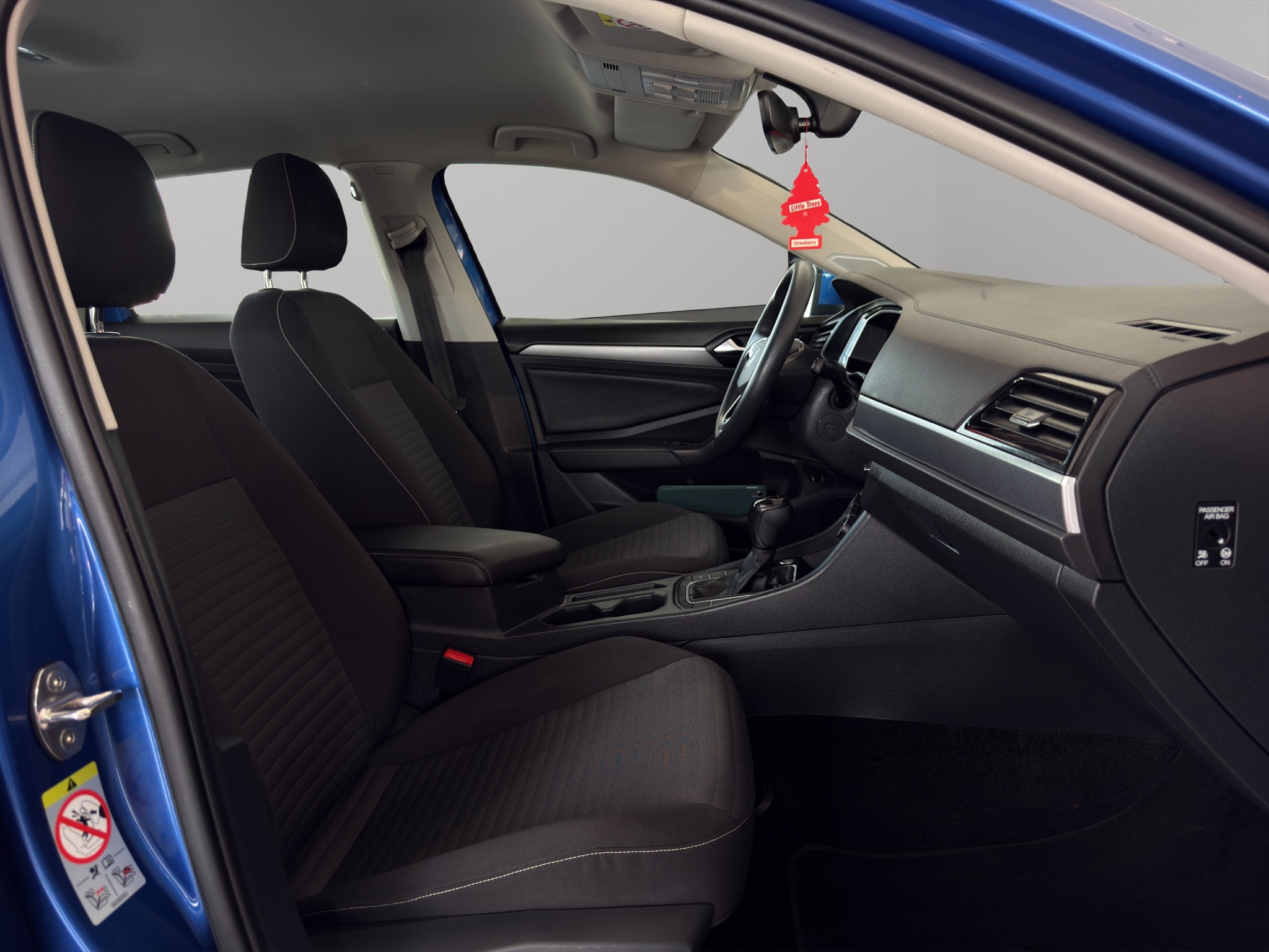 Volkswagen Jetta A7 4 pts. Confortline, 1.4T, TA, RA-16 (línea anterior) 2024