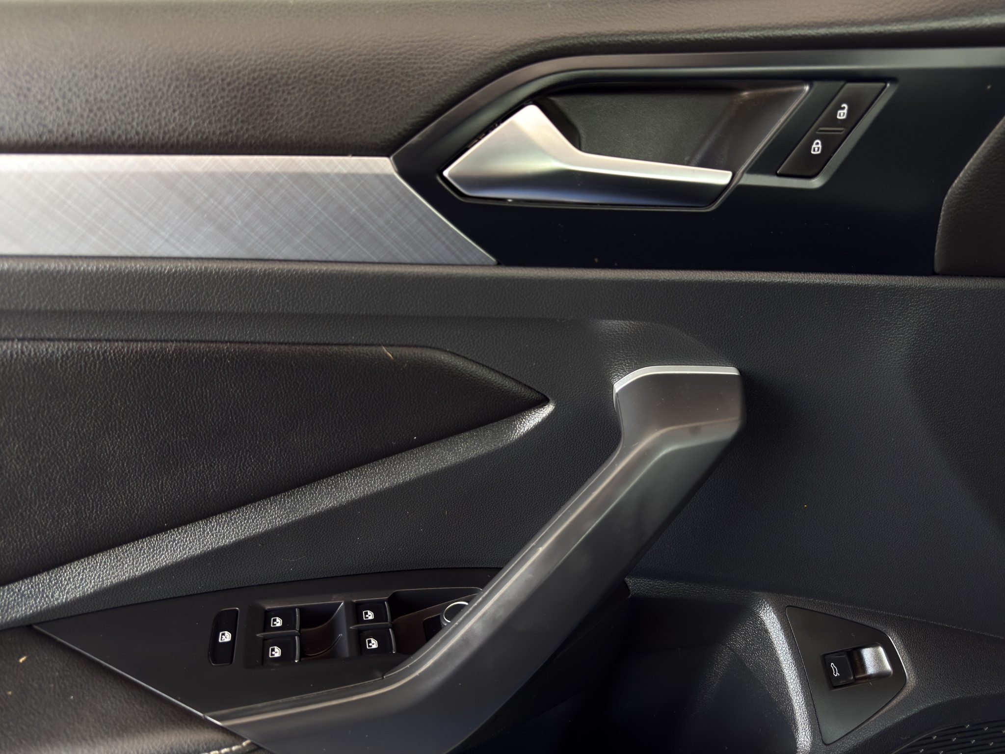 Volkswagen Jetta A7 4 pts. Confortline, 1.4T, TA, RA-16 (línea anterior) 2024