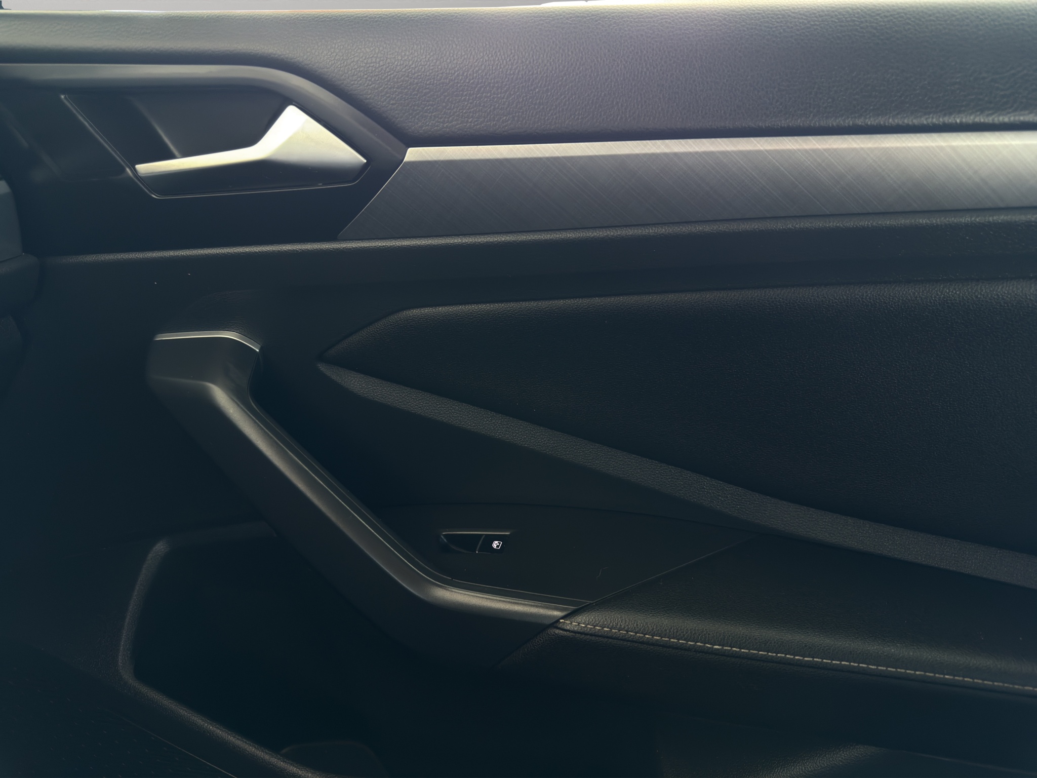 Volkswagen Jetta A7 4 pts. Confortline, 1.4T, TA, RA-16 (línea anterior) 2024