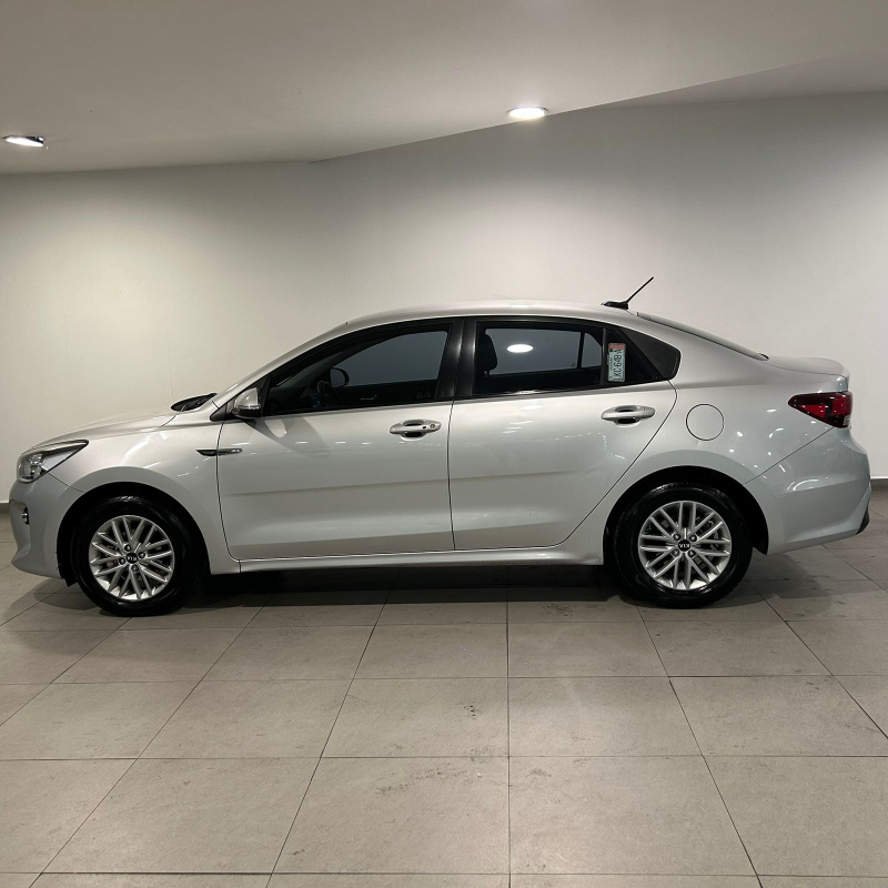 KIA Rio 4 pts. EX, TM6, a/ac. Aut., VE, f. niebla, RA-15 (línea nueva) 2018