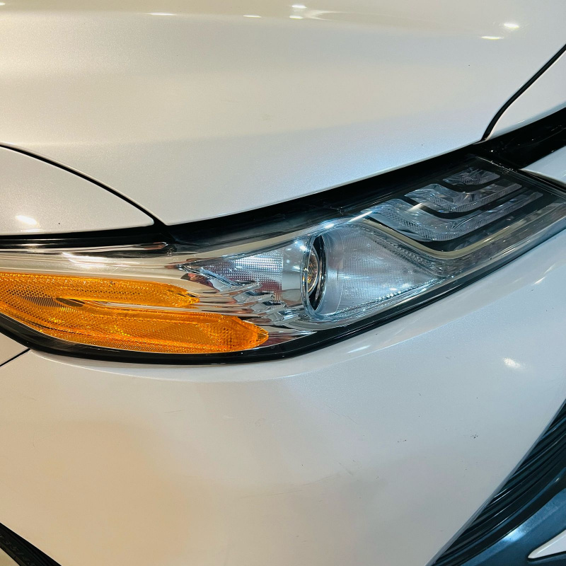 Toyota Camry 4 pts. HEV, TA, climatronic, piel, QC, f. led, RA-18 2019