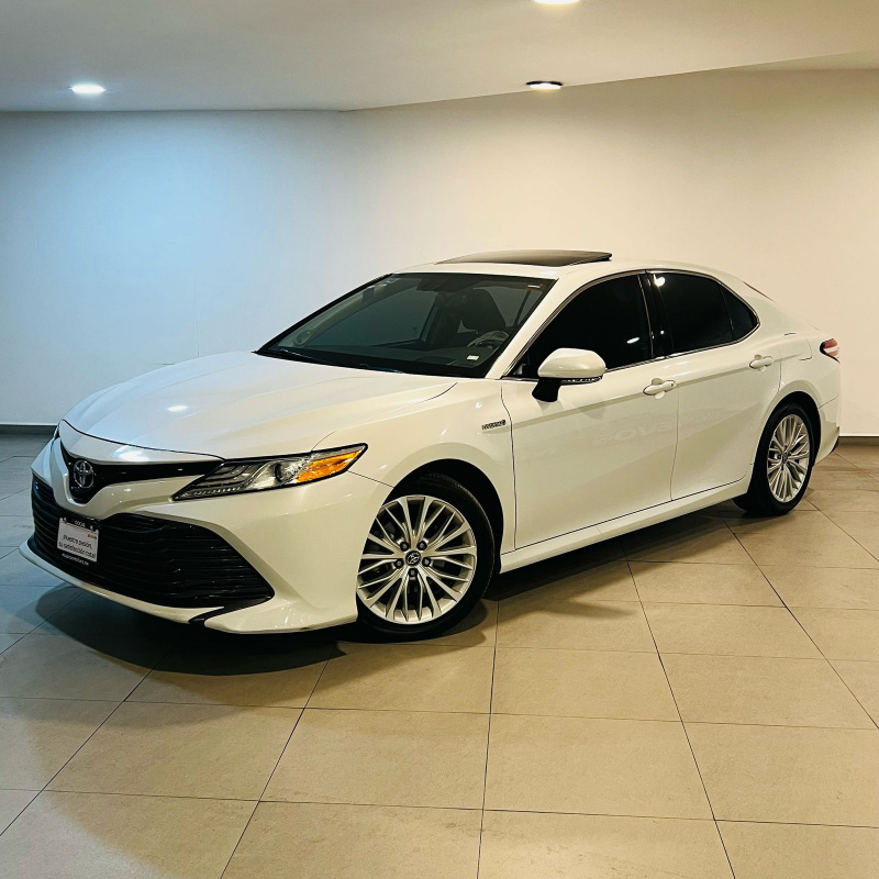 Toyota Camry 4 pts. HEV, TA, climatronic, piel, QC, f. led, RA-18 2019