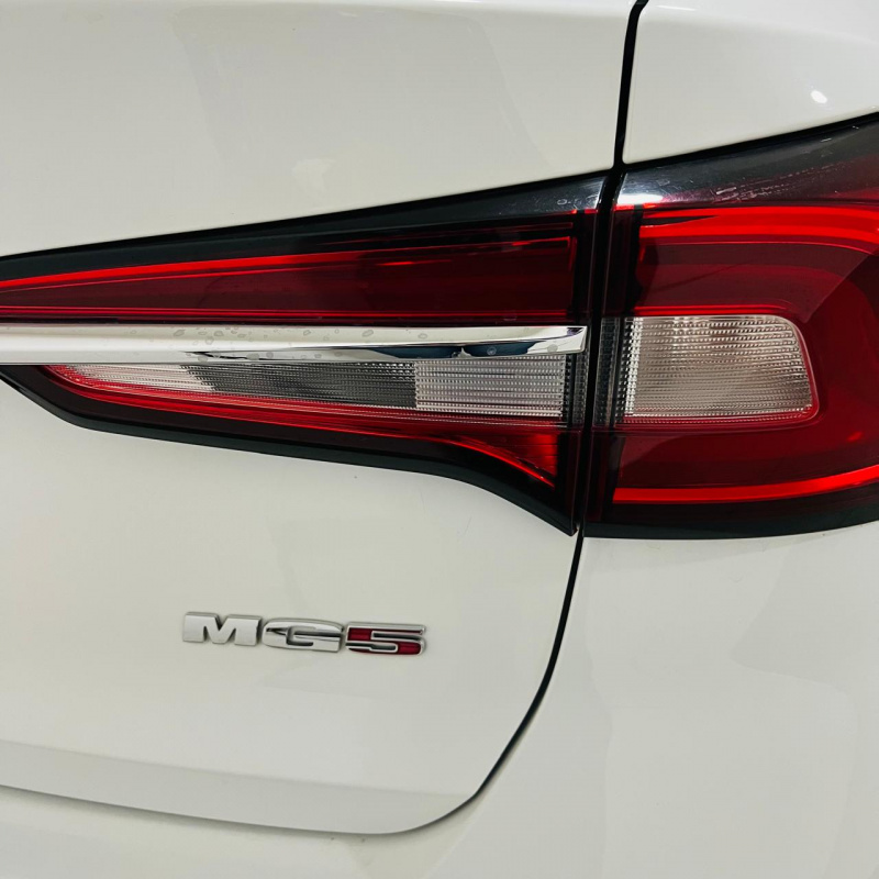 MG MG5 4 pts. Elegance, 1.5l, TM5, VE, piel, QC, RA-16 (línea anterior) 2024