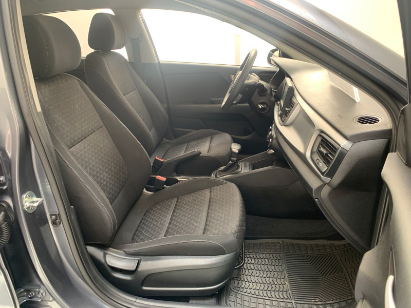 KIA Rio 4 pts. LX, TA, A/ac., VE, RA-15 2020