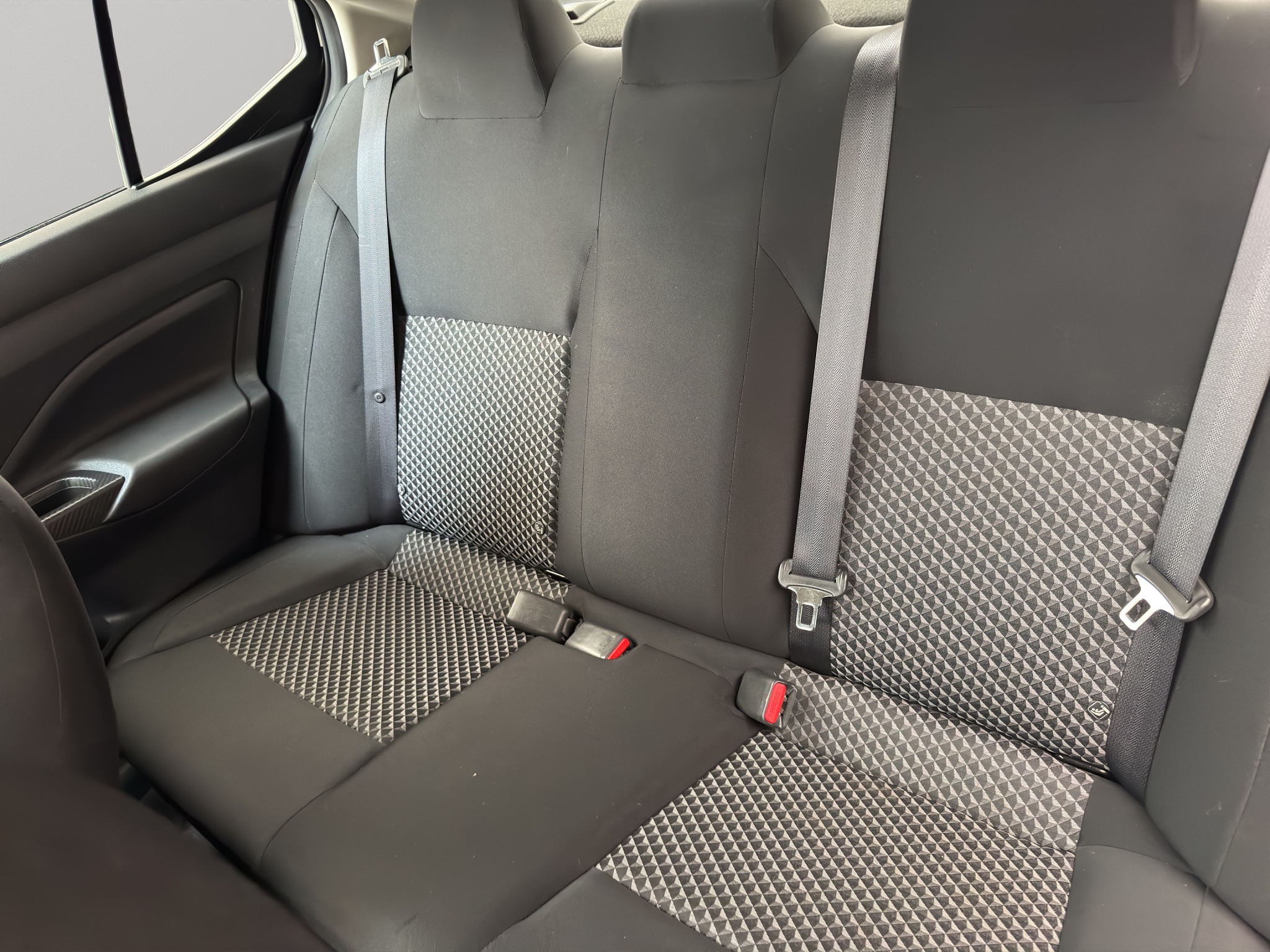 Nissan Versa 4 pts. Sense, CVT, a/ac., VE, R-15 (línea anterior) 2022