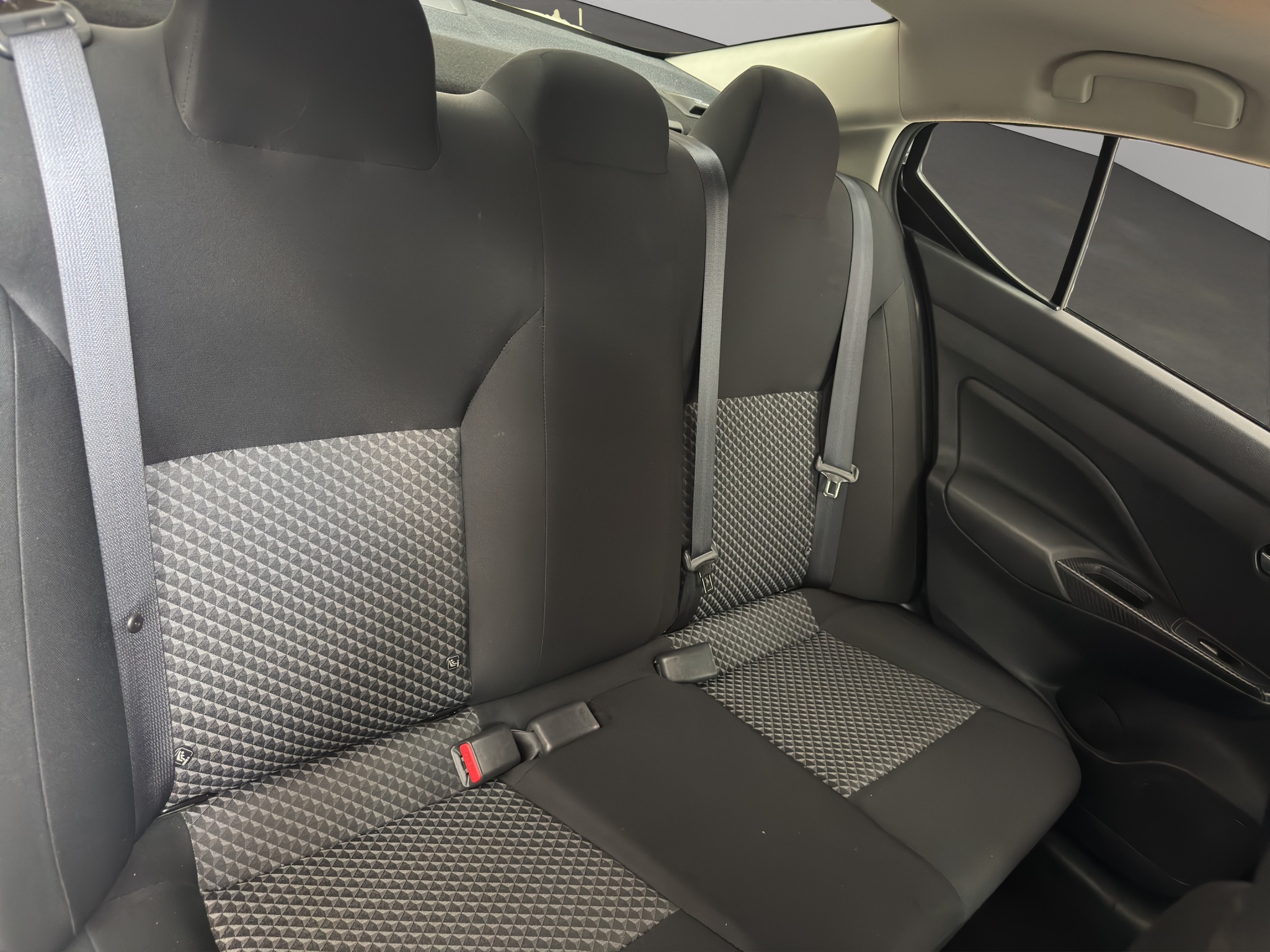 Nissan Versa 4 pts. Sense, CVT, a/ac., VE, R-15 (línea anterior) 2022