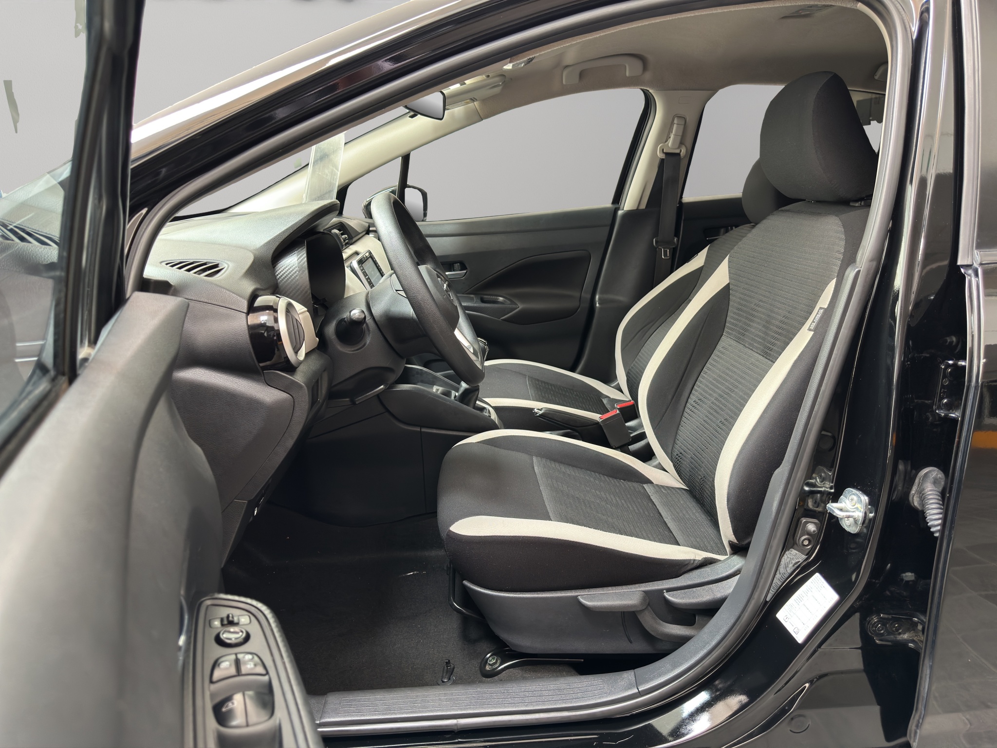 Nissan Versa 4 pts. Advance, TM5, a/ac., VE, f. niebla, RA-16 (línea anterior) 2022