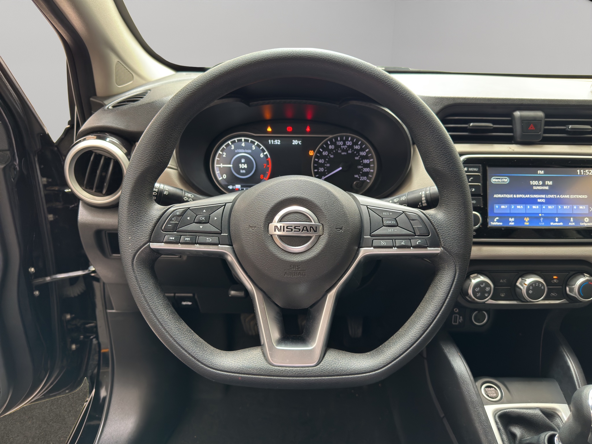 Nissan Versa 4 pts. Advance, TM5, a/ac., VE, f. niebla, RA-16 (línea anterior) 2022