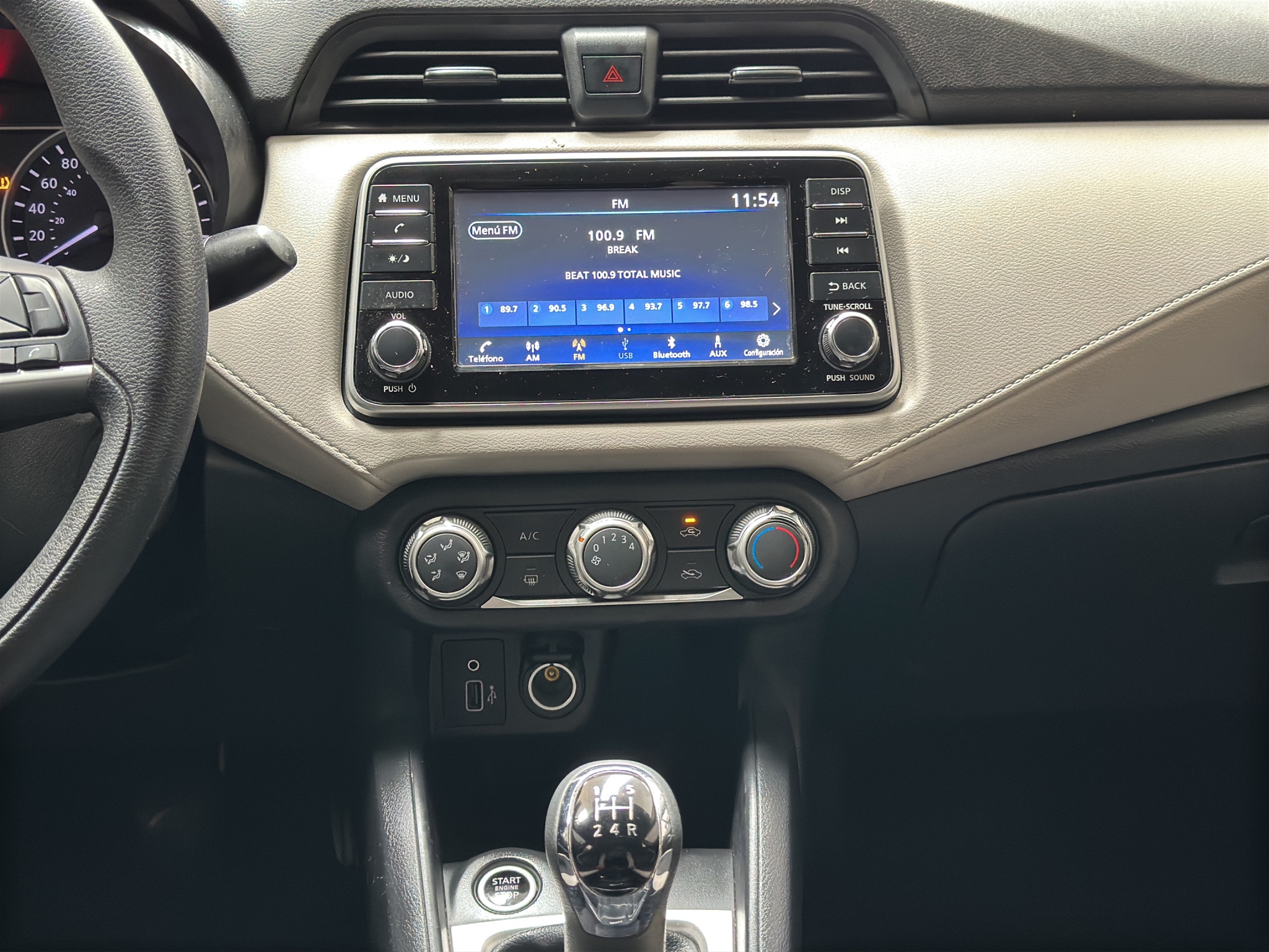 Nissan Versa 4 pts. Advance, TM5, a/ac., VE, f. niebla, RA-16 (línea anterior) 2022