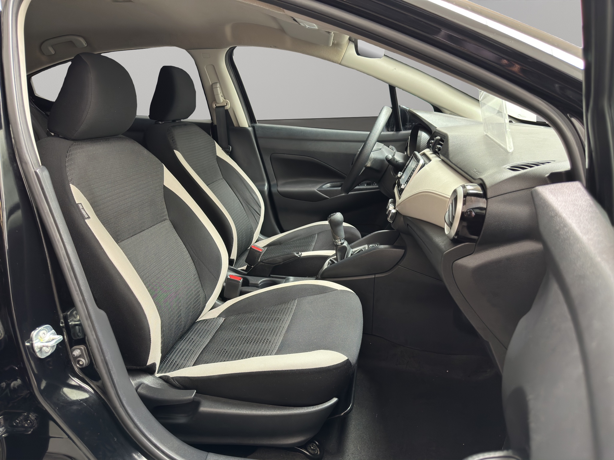 Nissan Versa 4 pts. Advance, TM5, a/ac., VE, f. niebla, RA-16 (línea anterior) 2022