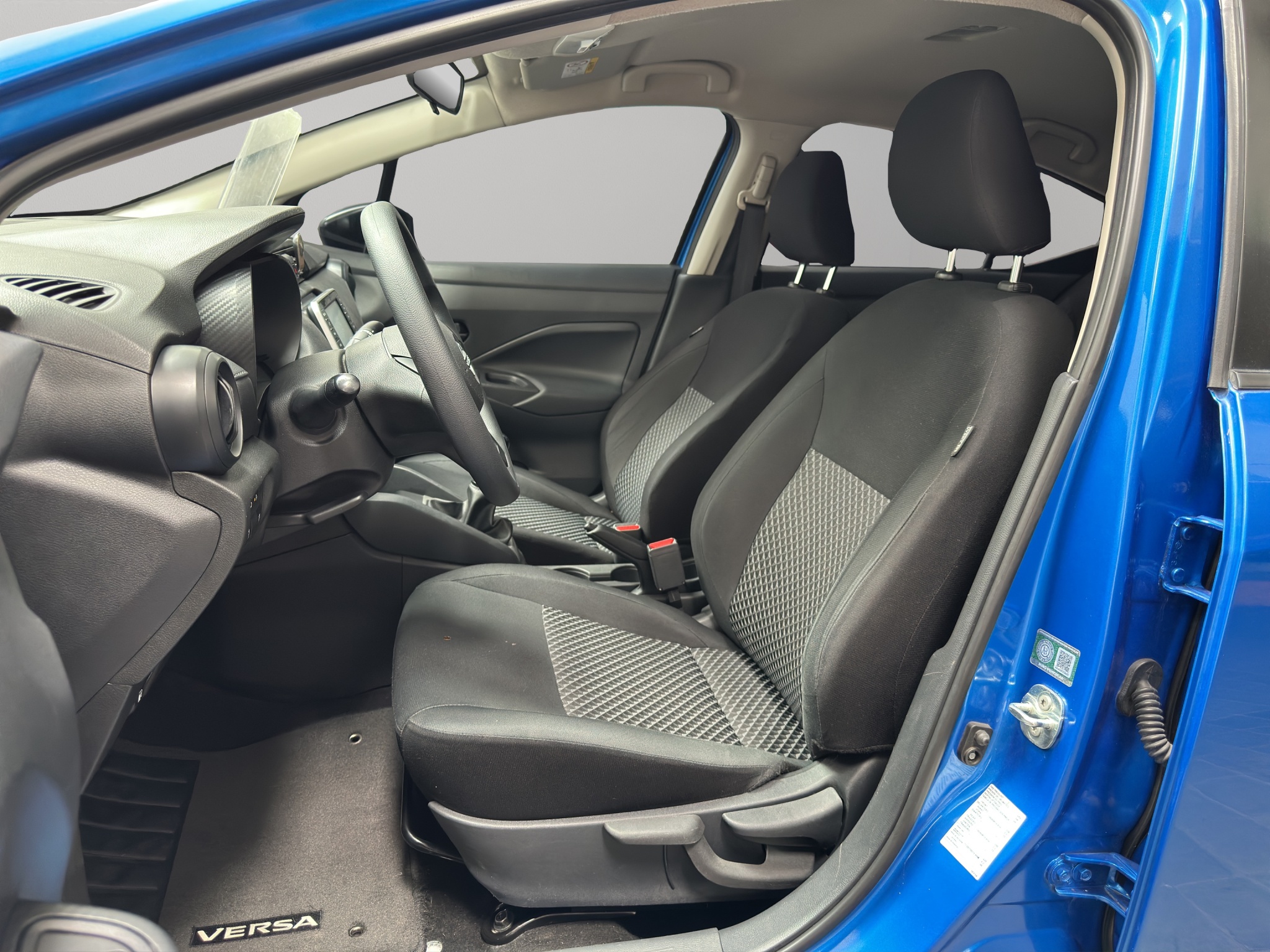 Nissan Versa 4 pts. Sense, TM5, a/ac., R-15 (cambio de línea) 2023