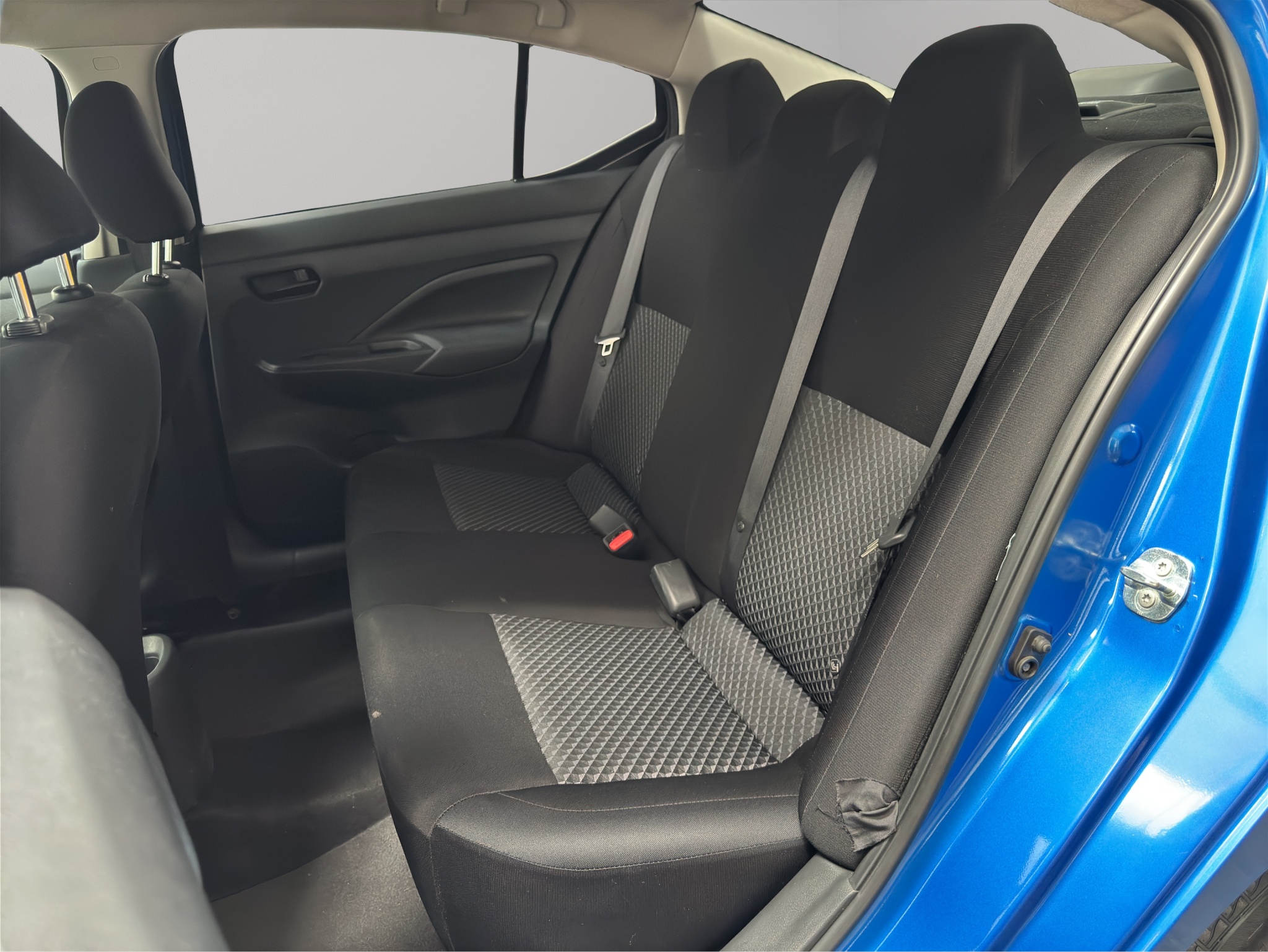 Nissan Versa 4 pts. Sense, TM5, a/ac., R-15 (cambio de línea) 2023
