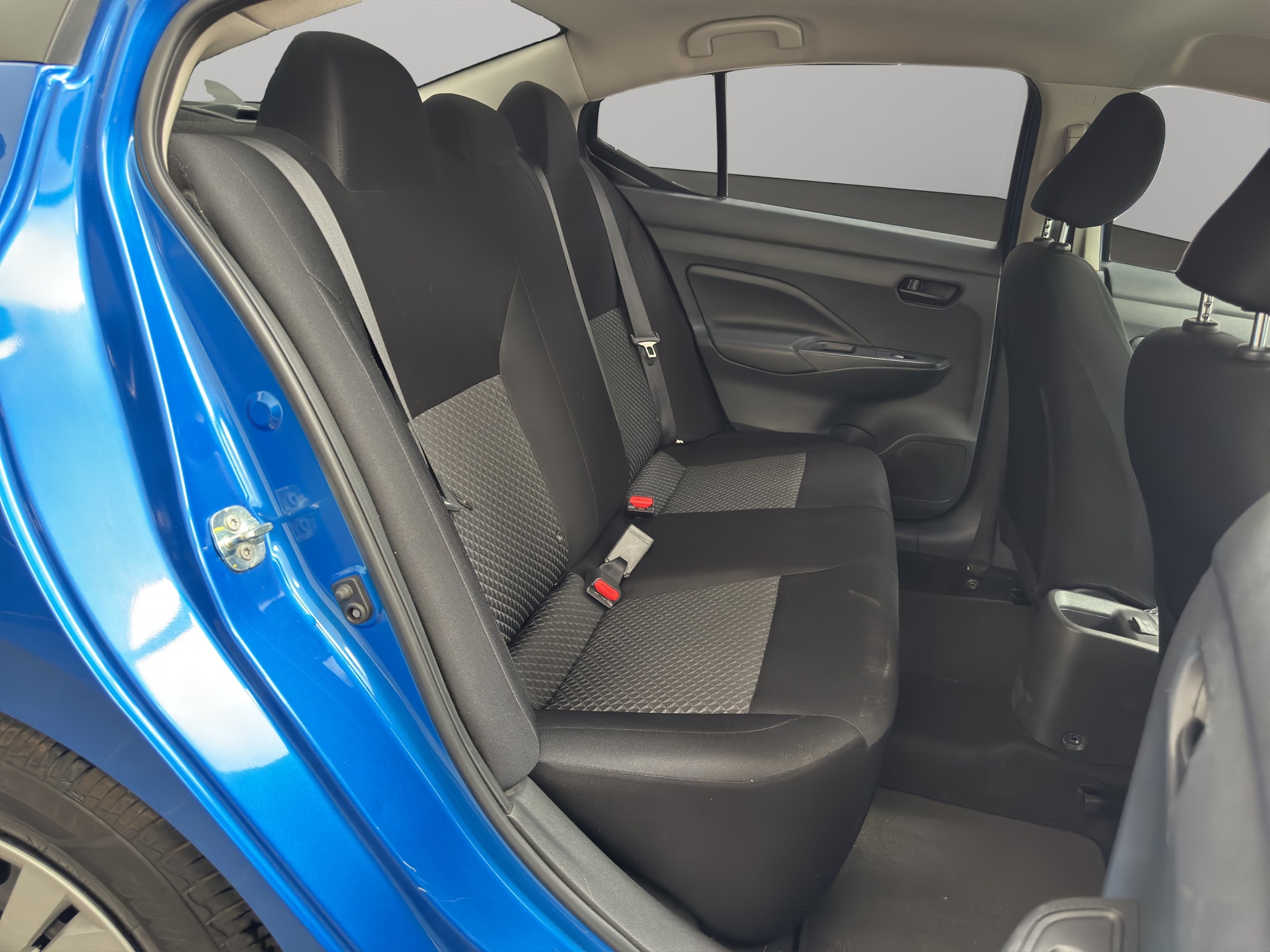 Nissan Versa 4 pts. Sense, TM5, a/ac., R-15 (cambio de línea) 2023