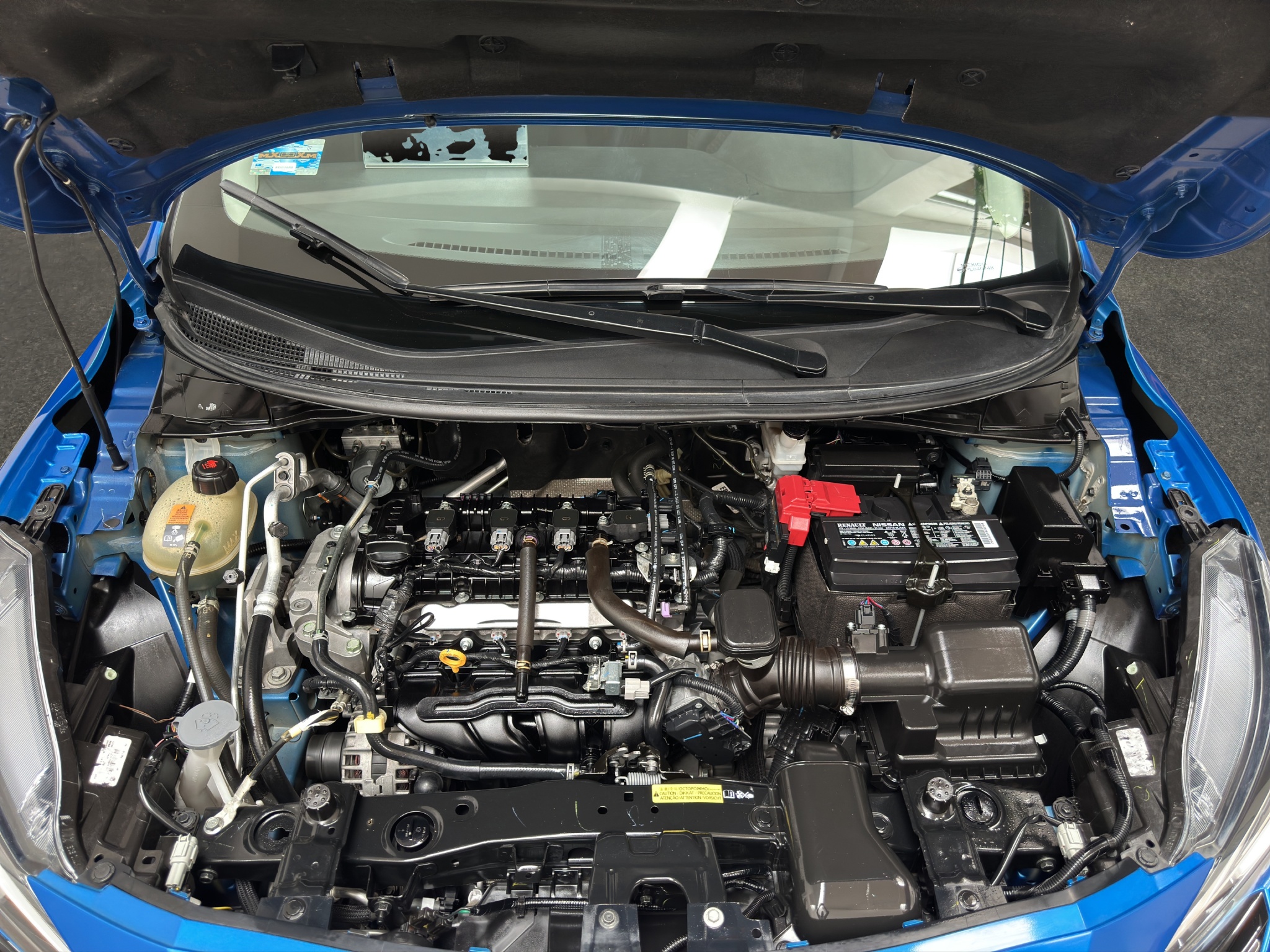 Nissan Versa 4 pts. Sense, TM5, a/ac., R-15 (cambio de línea) 2023