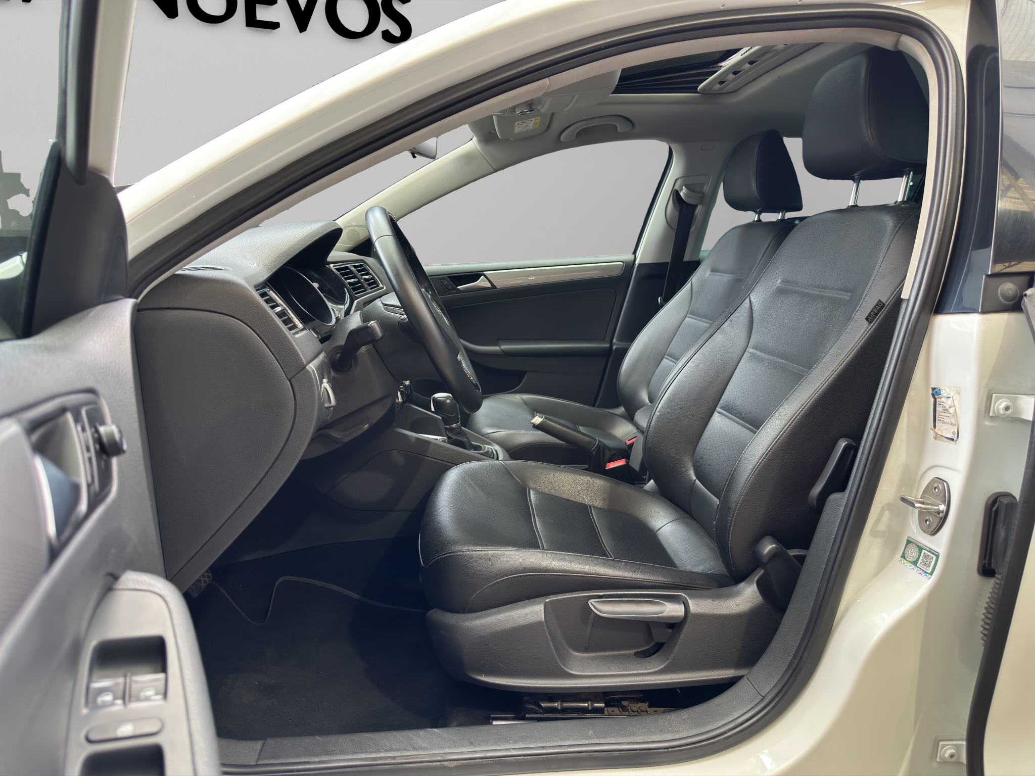 Volkswagen Jetta A6 4 pts. Sportline, 2.5l, Tiptronic, piel, QC, f. niebla, RA-17 2018