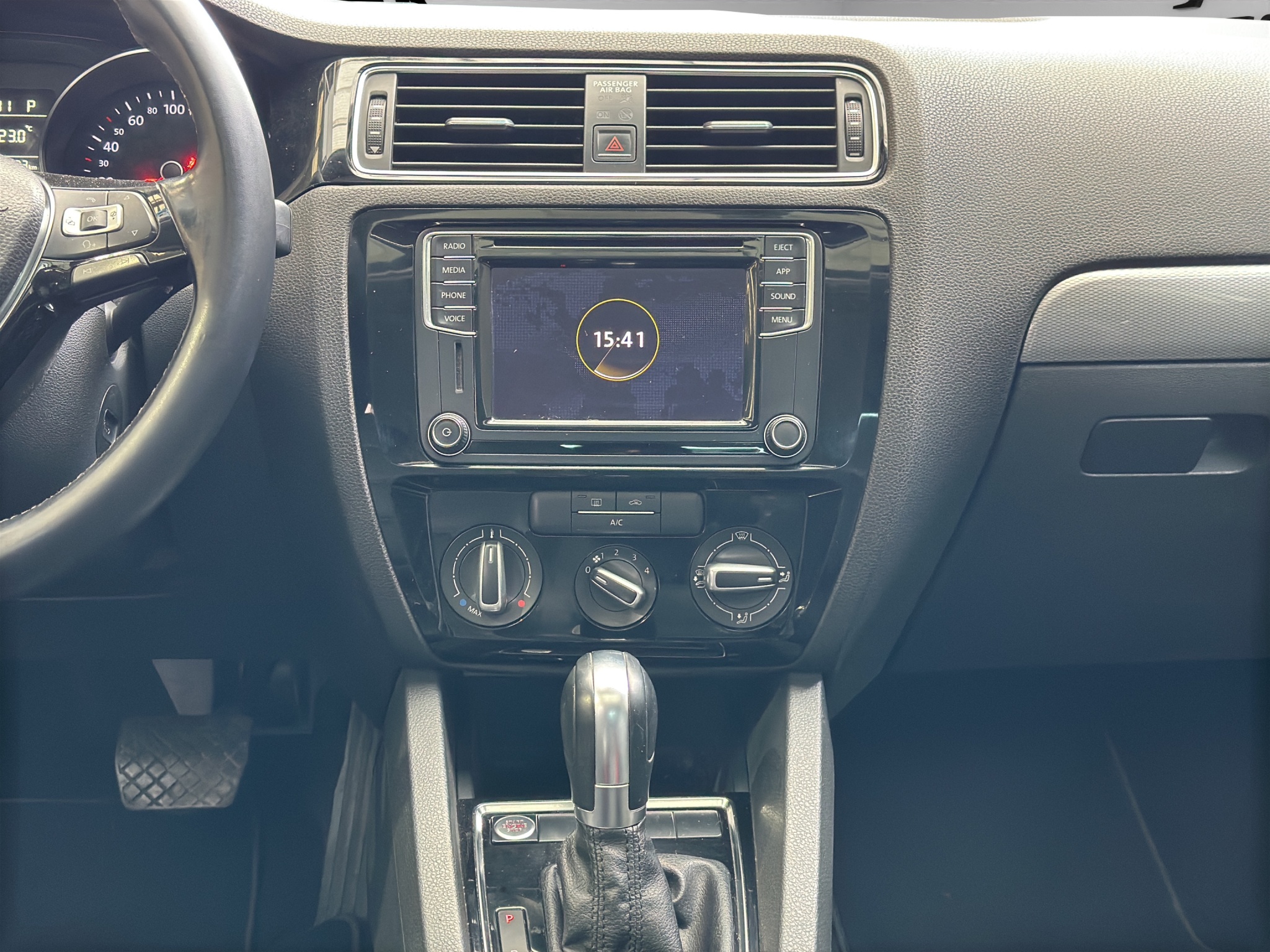 Volkswagen Jetta A6 4 pts. Sportline, 2.5l, Tiptronic, piel, QC, f. niebla, RA-17 2018