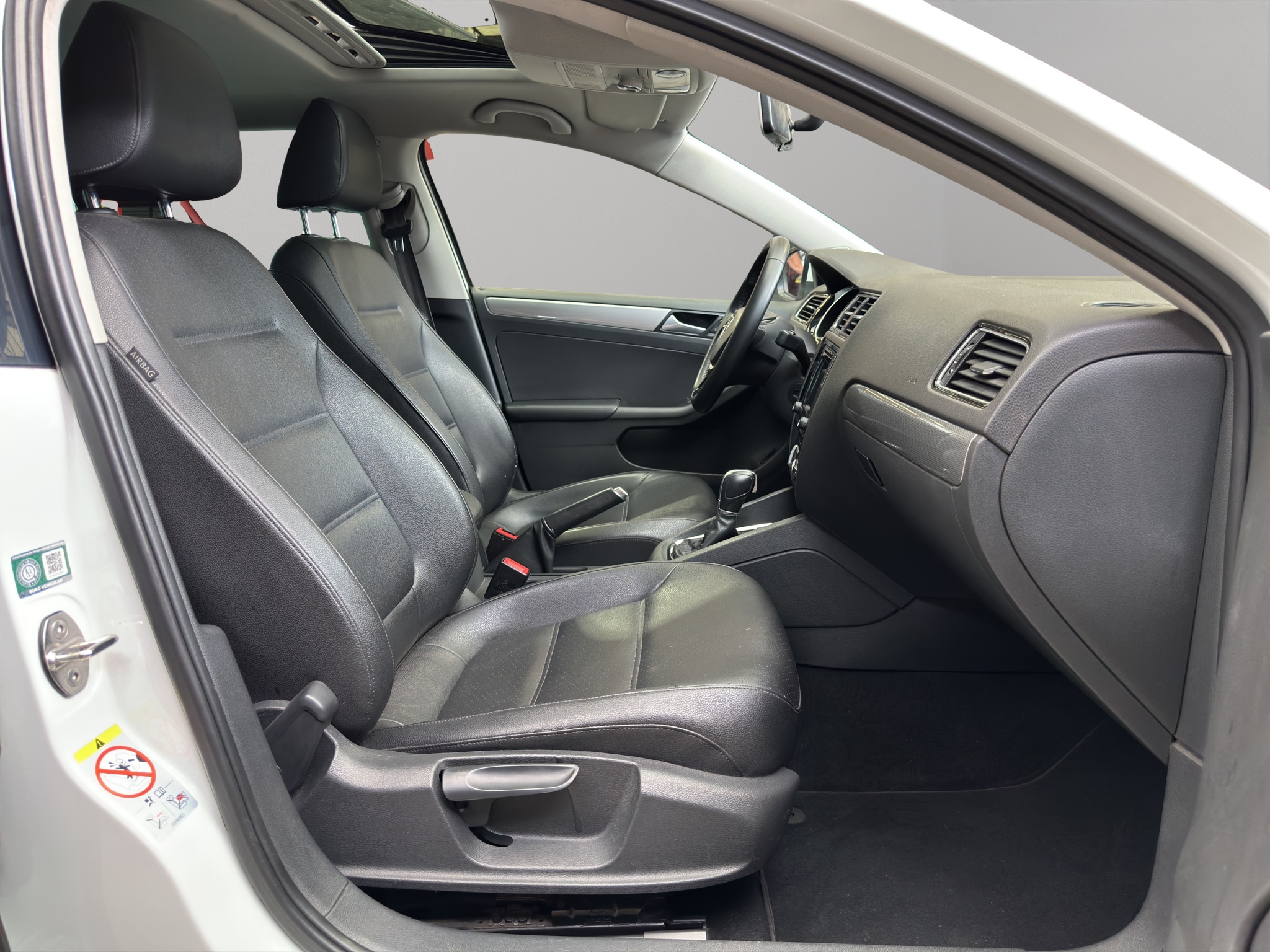 Volkswagen Jetta A6 4 pts. Sportline, 2.5l, Tiptronic, piel, QC, f. niebla, RA-17 2018