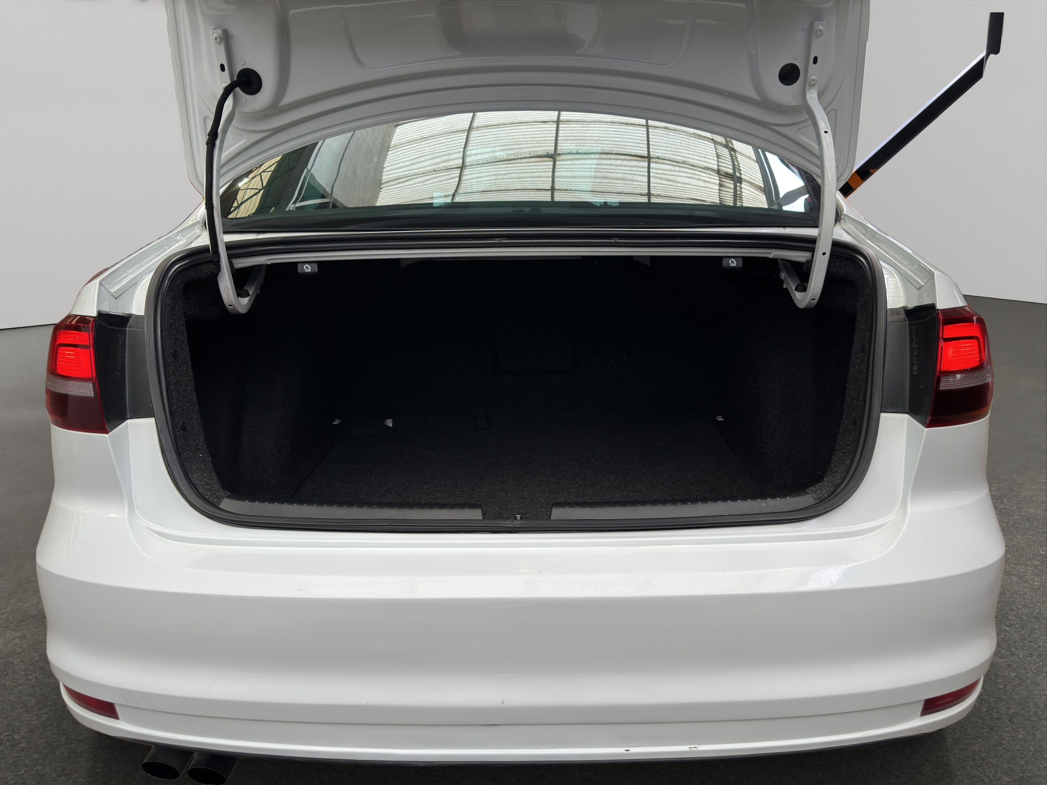Volkswagen Jetta A6 4 pts. Sportline, 2.5l, Tiptronic, piel, QC, f. niebla, RA-17 2018