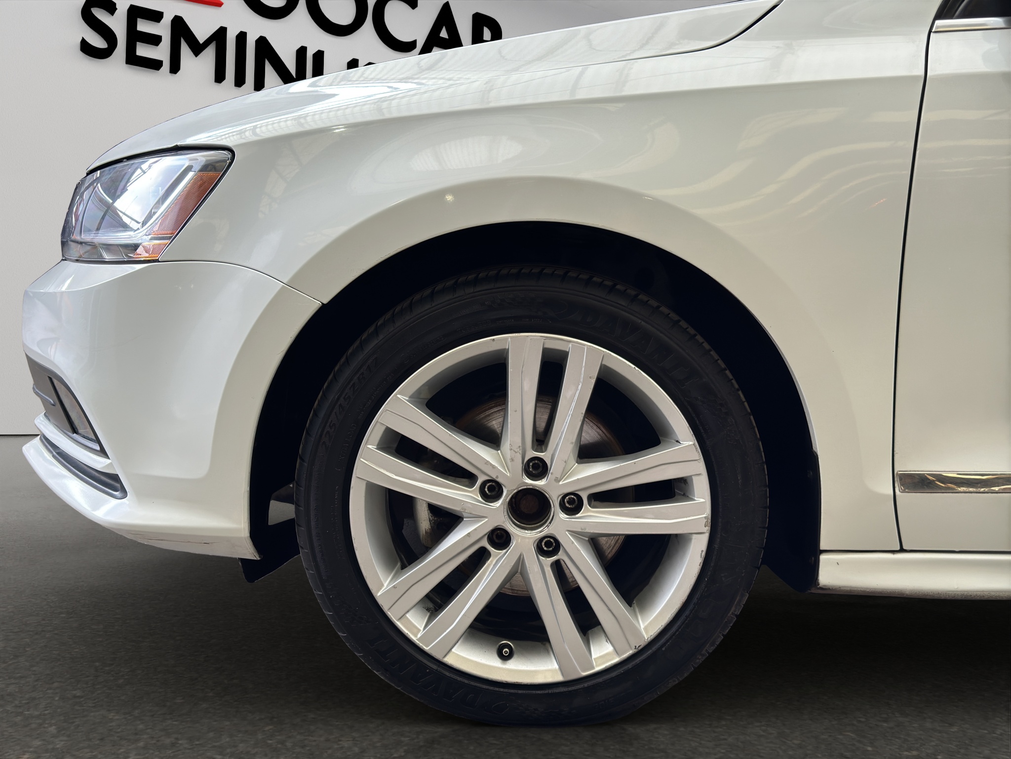 Volkswagen Jetta A6 4 pts. Sportline, 2.5l, Tiptronic, piel, QC, f. niebla, RA-17 2018