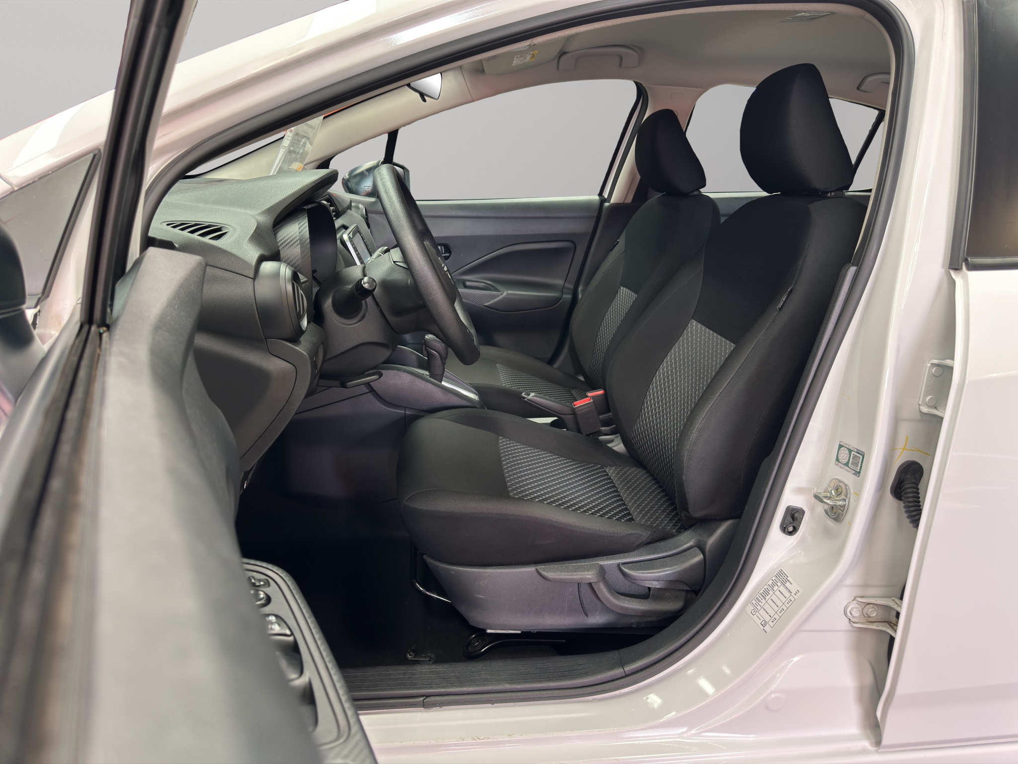 Nissan Versa 4 pts. Sense, CVT, a/ac., R-15 2024