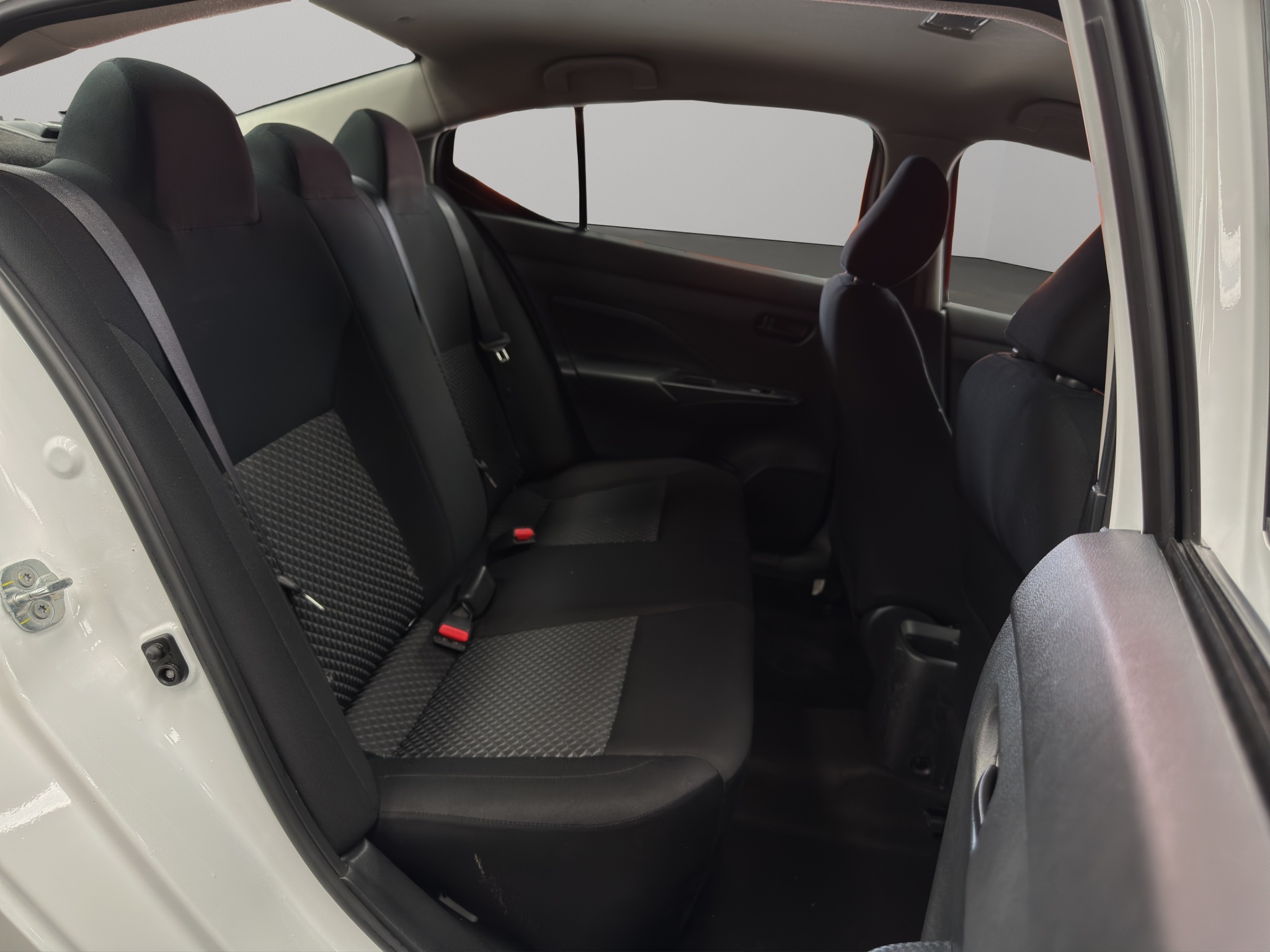 Nissan Versa 4 pts. Sense, CVT, a/ac., R-15 2024