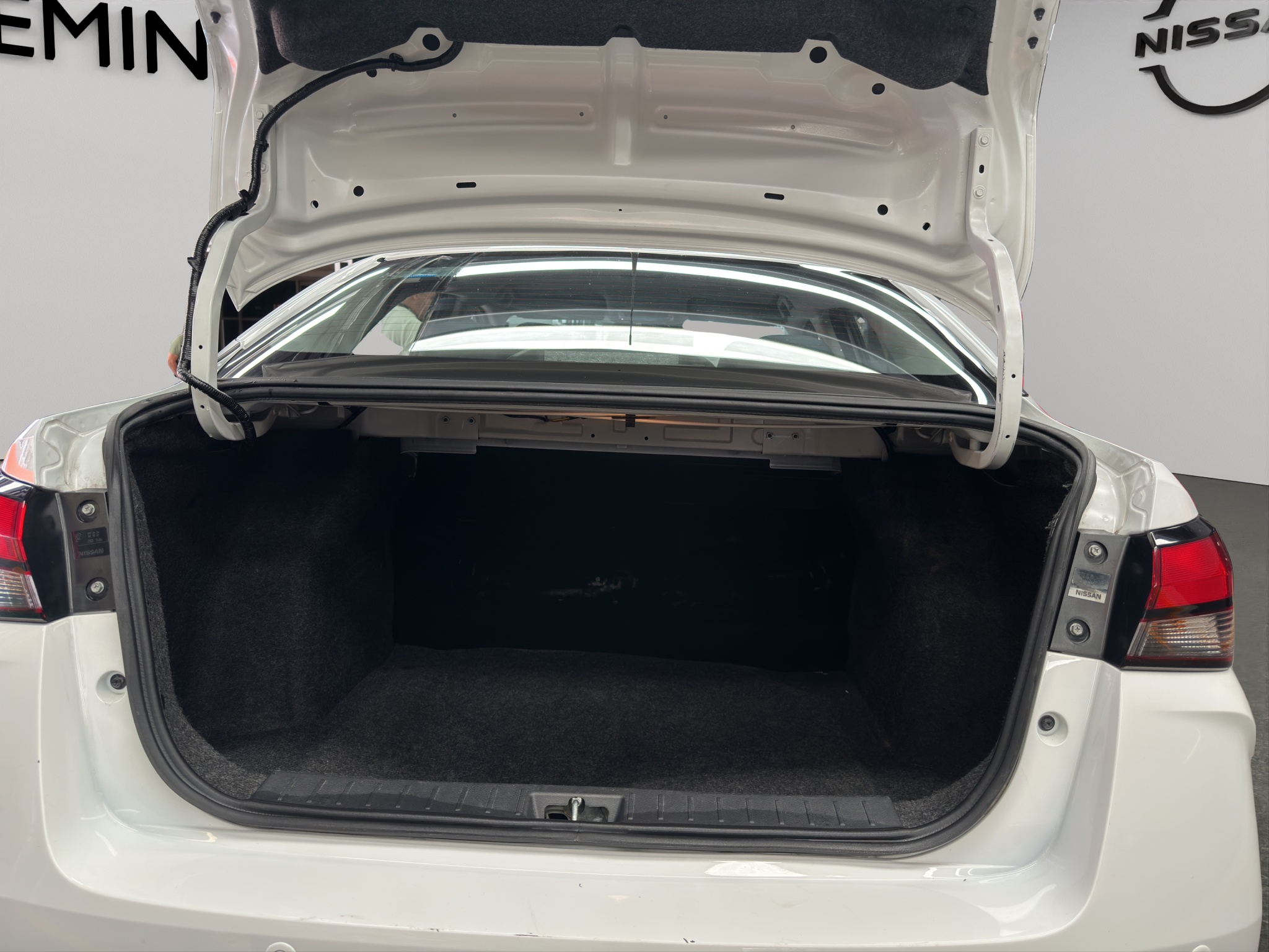 Nissan Versa 4 pts. Sense, CVT, a/ac., R-15 2024