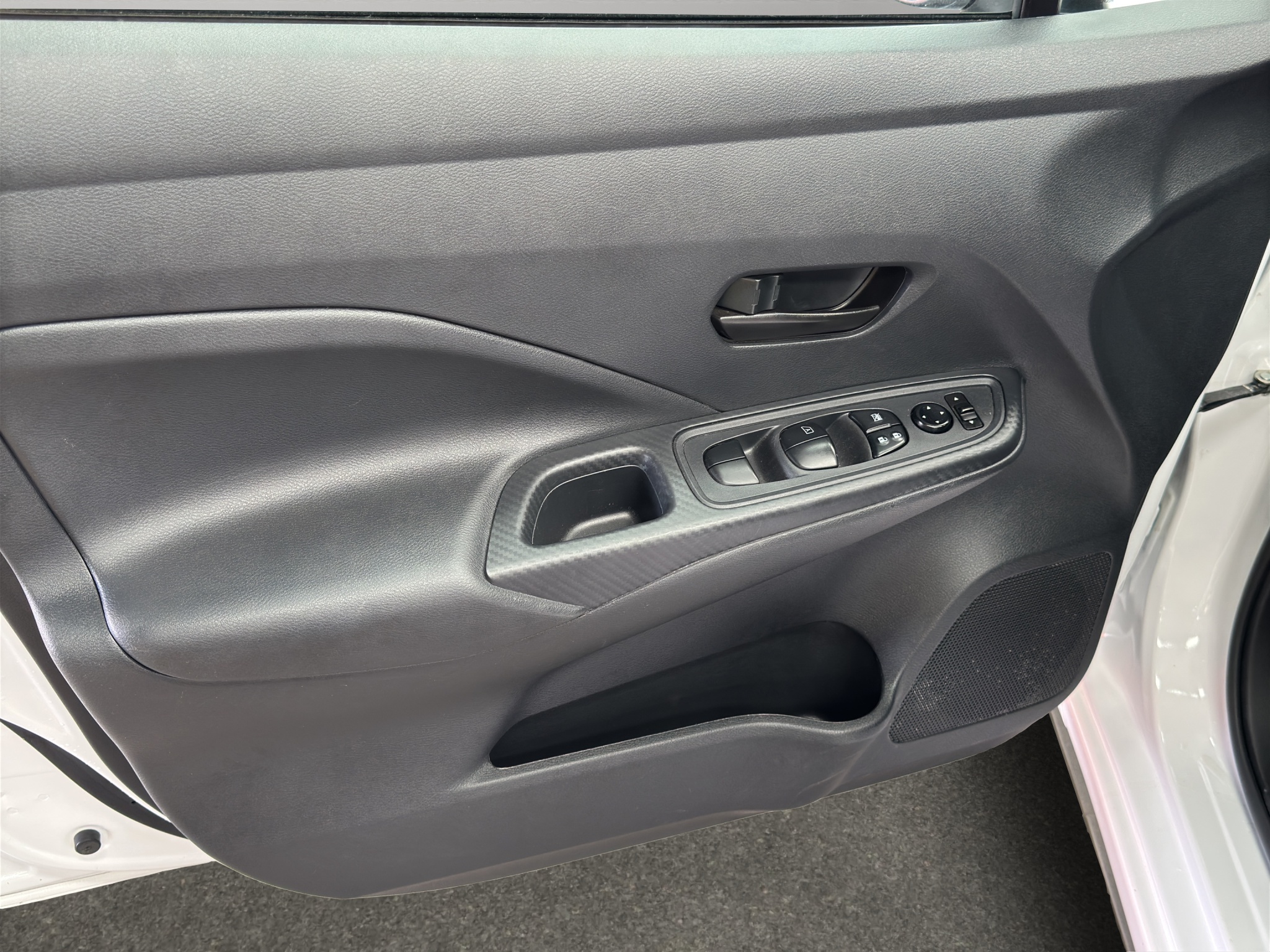 Nissan Versa 4 pts. Sense, CVT, a/ac., R-15 2024