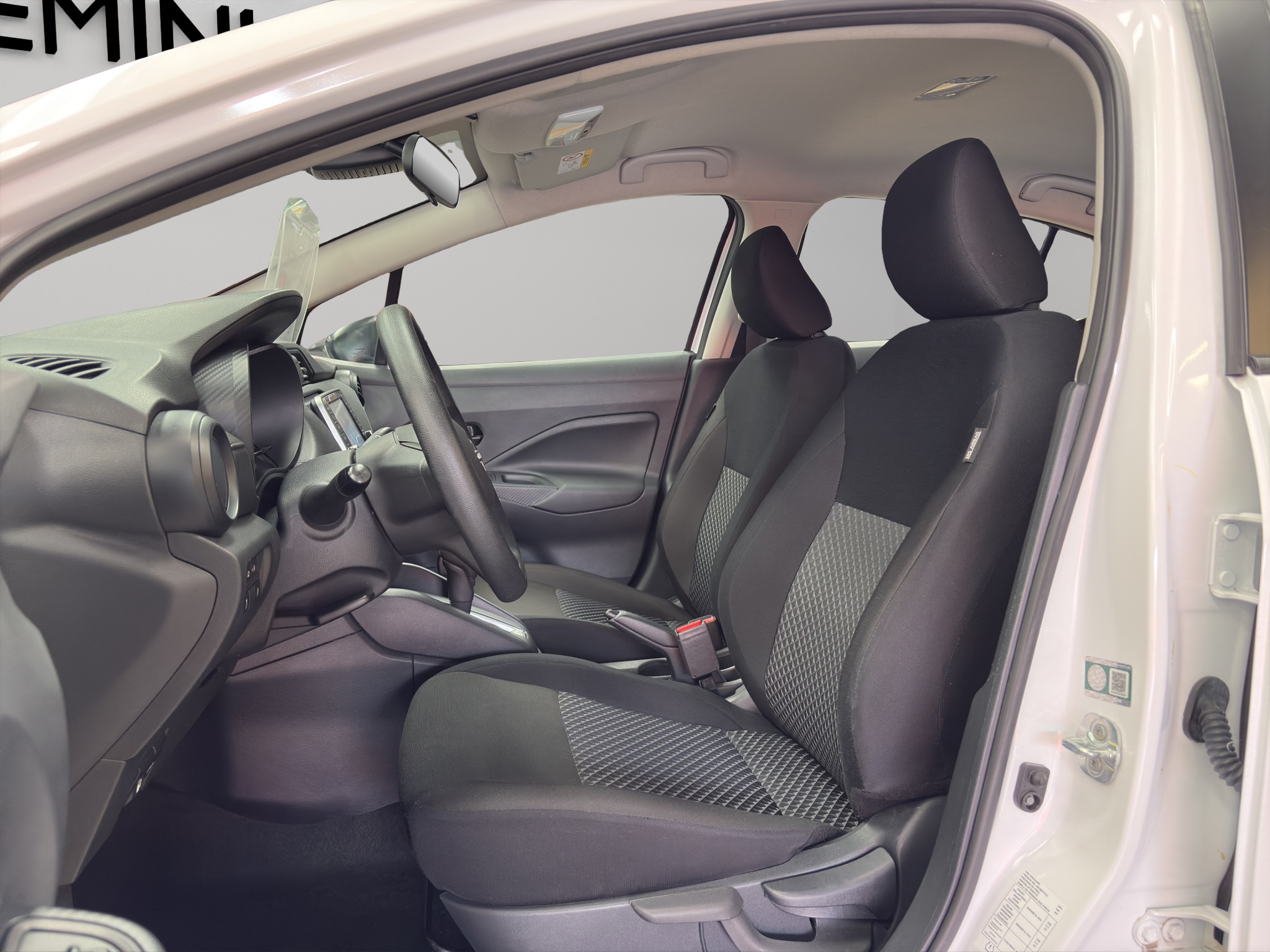 Nissan Versa 4 pts. Sense, CVT, a/ac., R-15 2024