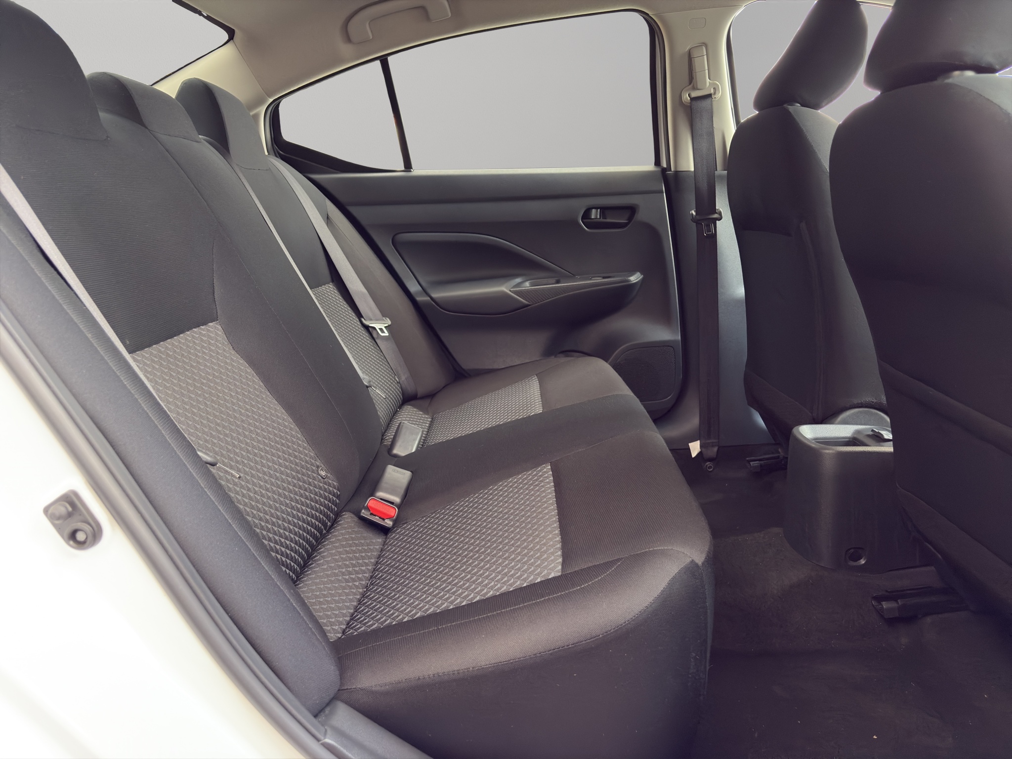 Nissan Versa 4 pts. Sense, CVT, a/ac., R-15 2024