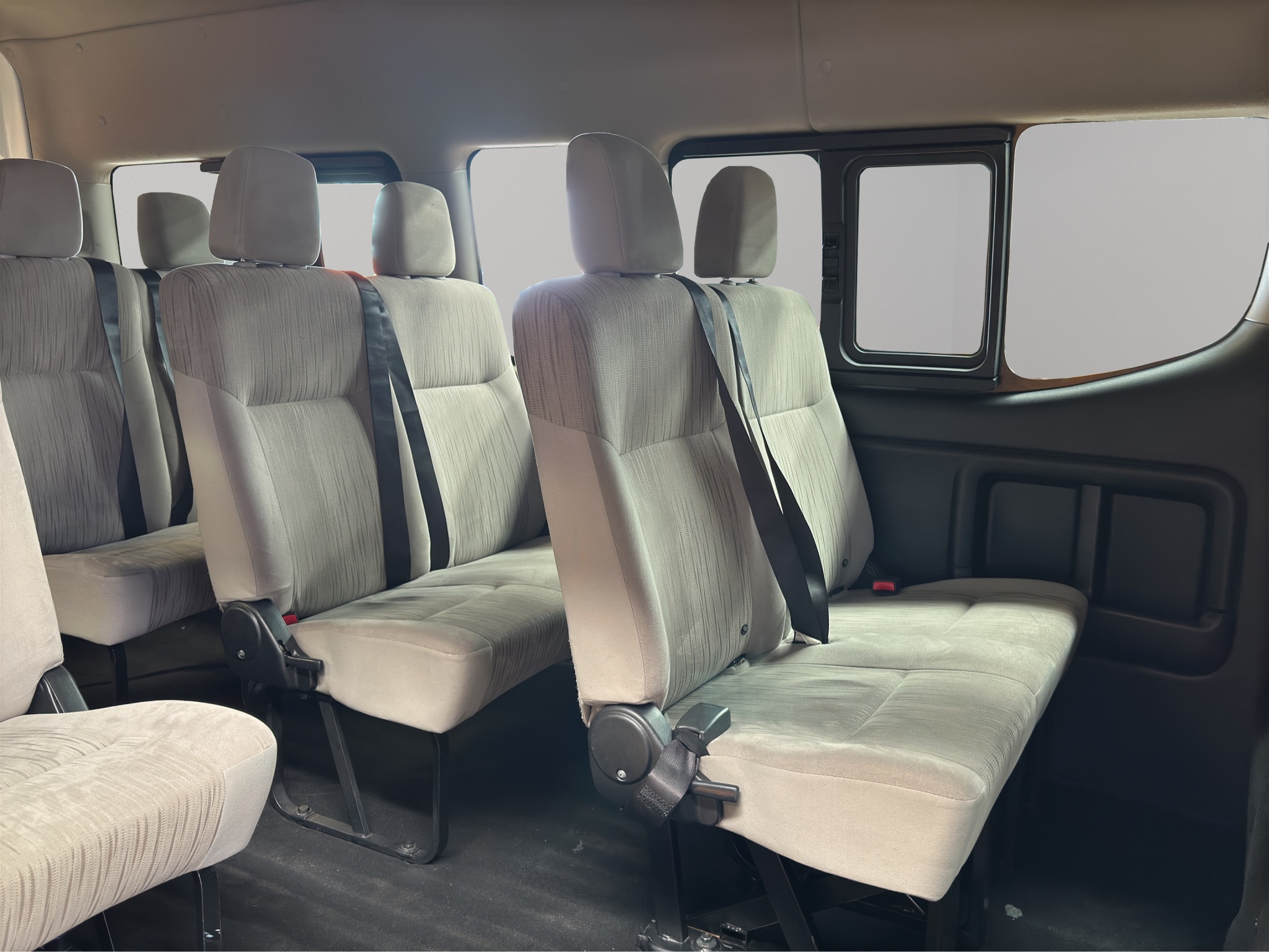 Nissan Urvan Pasajeros 4 pts. Amplia, TM5, a/ac., desem. tras., 14 pas. 2023