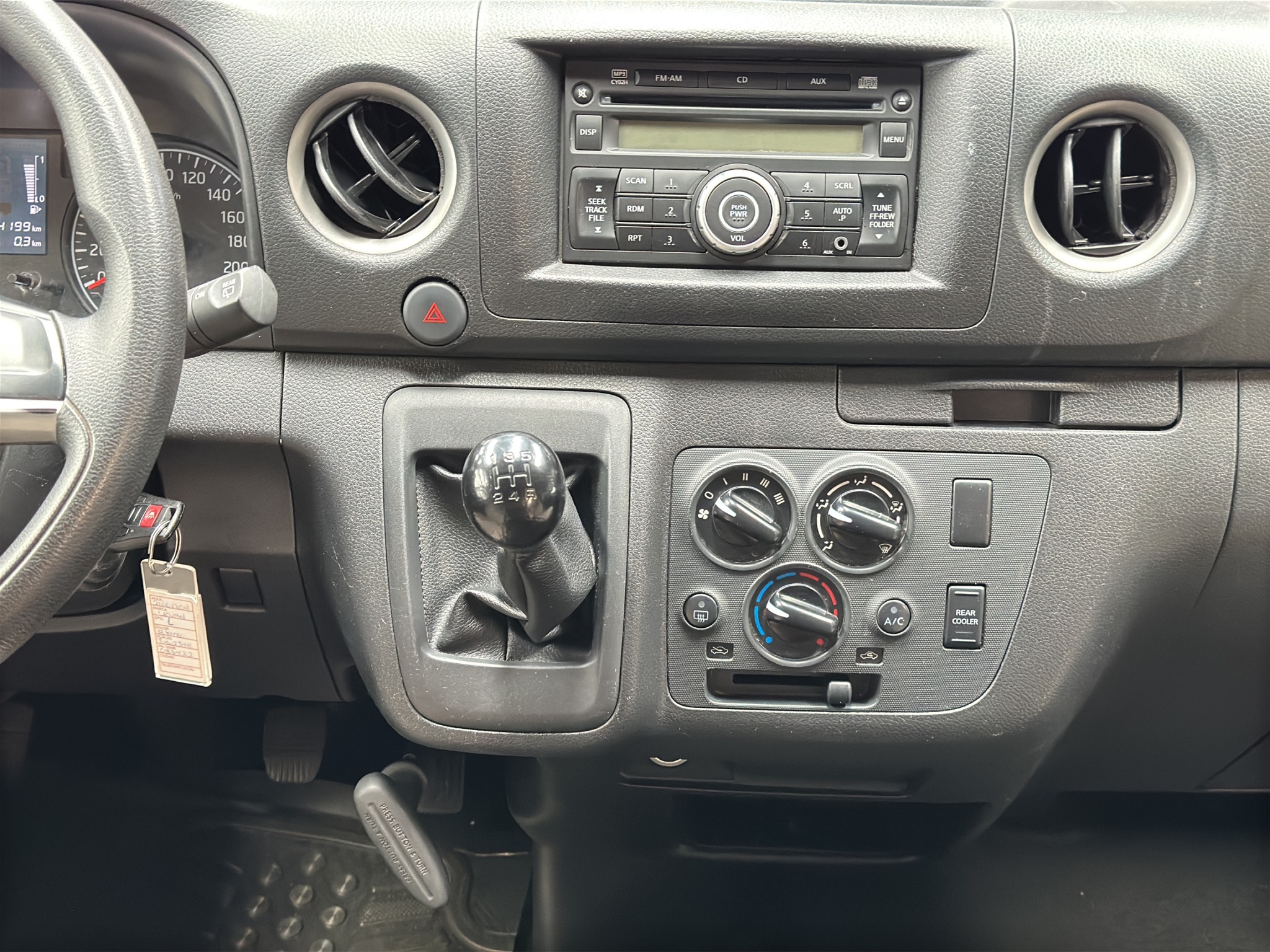 Nissan Urvan Pasajeros 4 pts. Amplia, TM5, a/ac., desem. tras., 14 pas. 2023