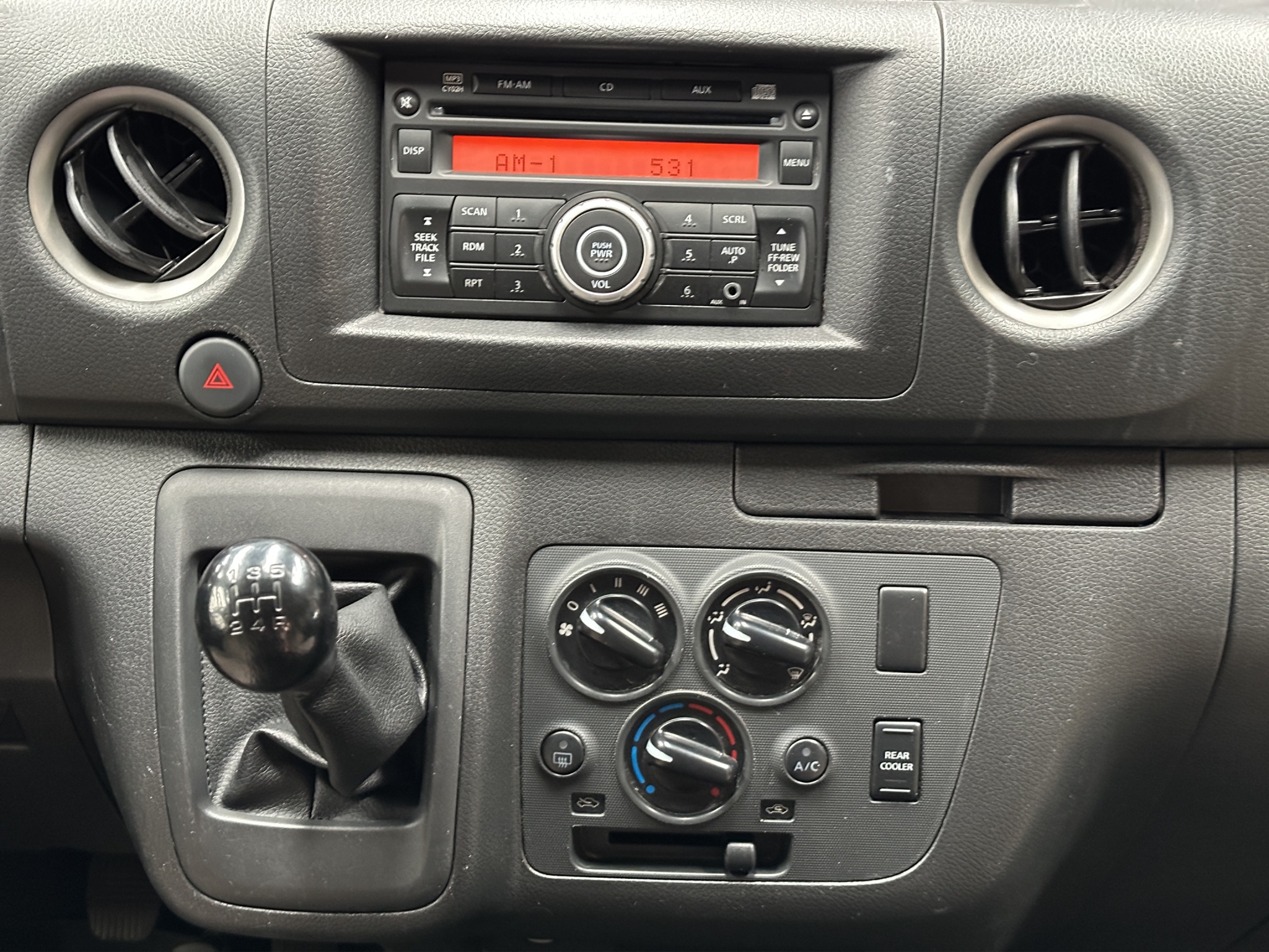 Nissan Urvan Pasajeros 4 pts. Amplia, TM5, a/ac., desem. tras., 14 pas. 2023