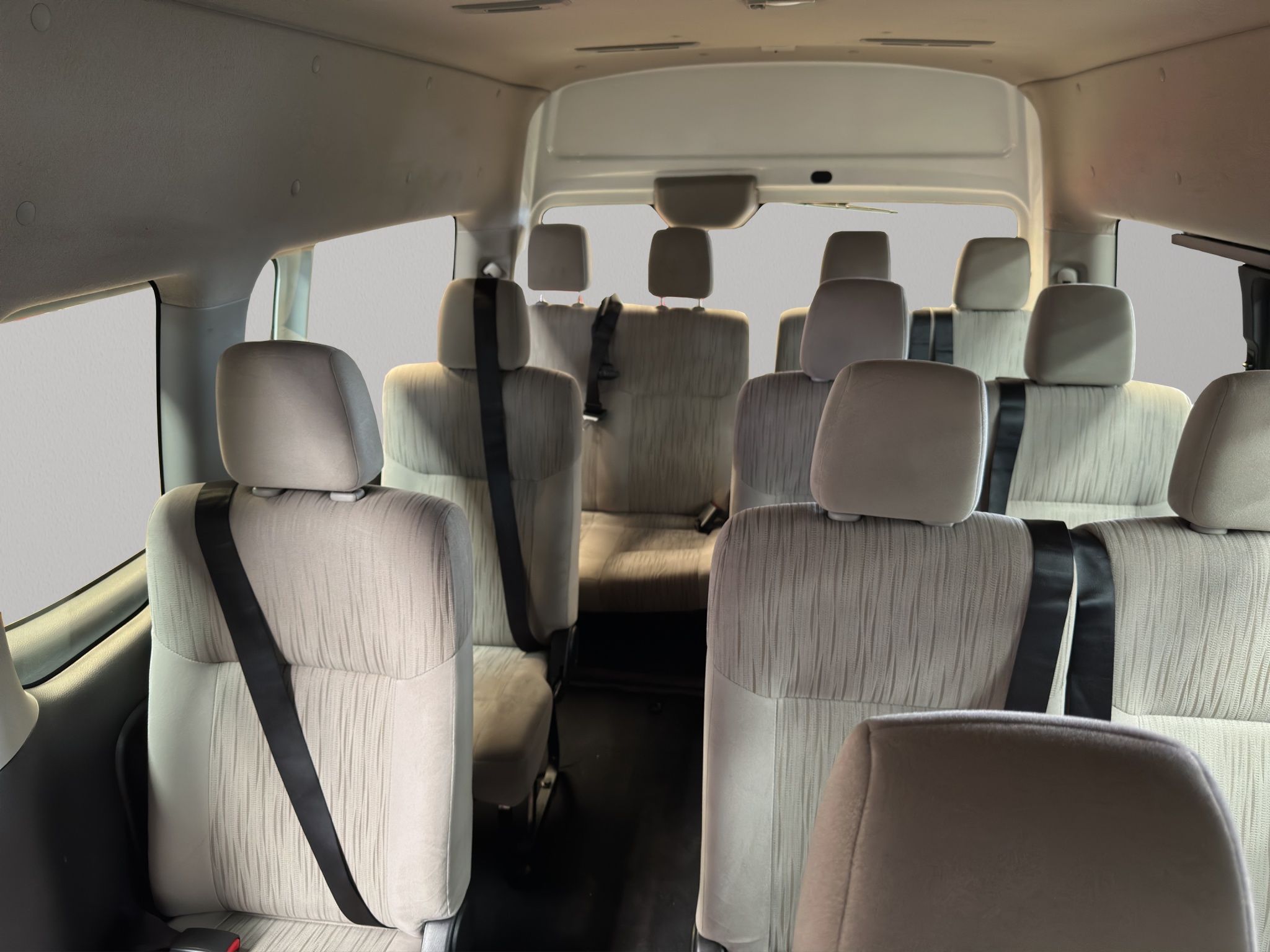 Nissan Urvan Pasajeros 4 pts. Amplia, TM5, a/ac., desem. tras., 14 pas. 2023
