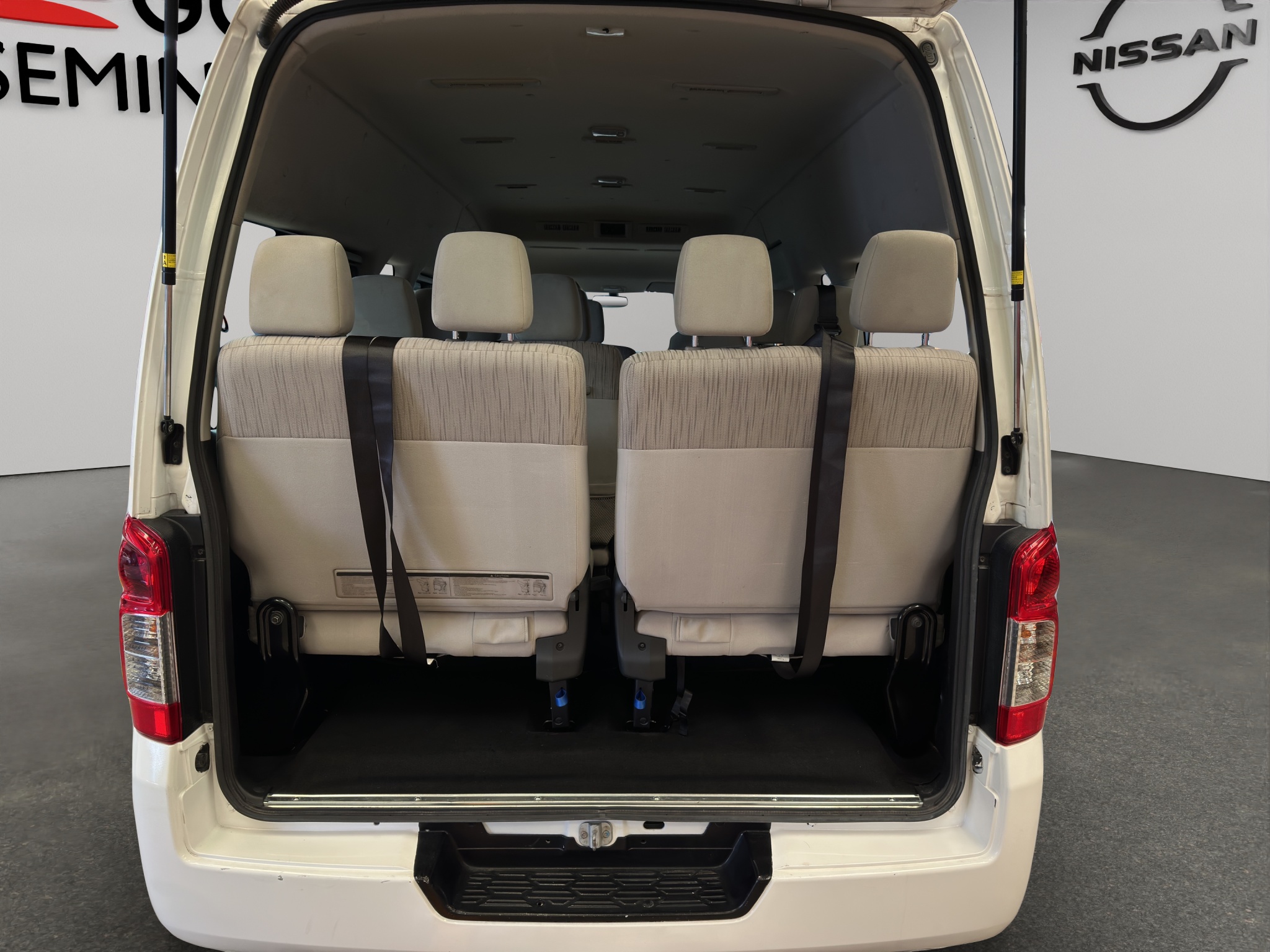 Nissan Urvan Pasajeros 4 pts. Amplia, TM5, a/ac., desem. tras., 14 pas. 2023