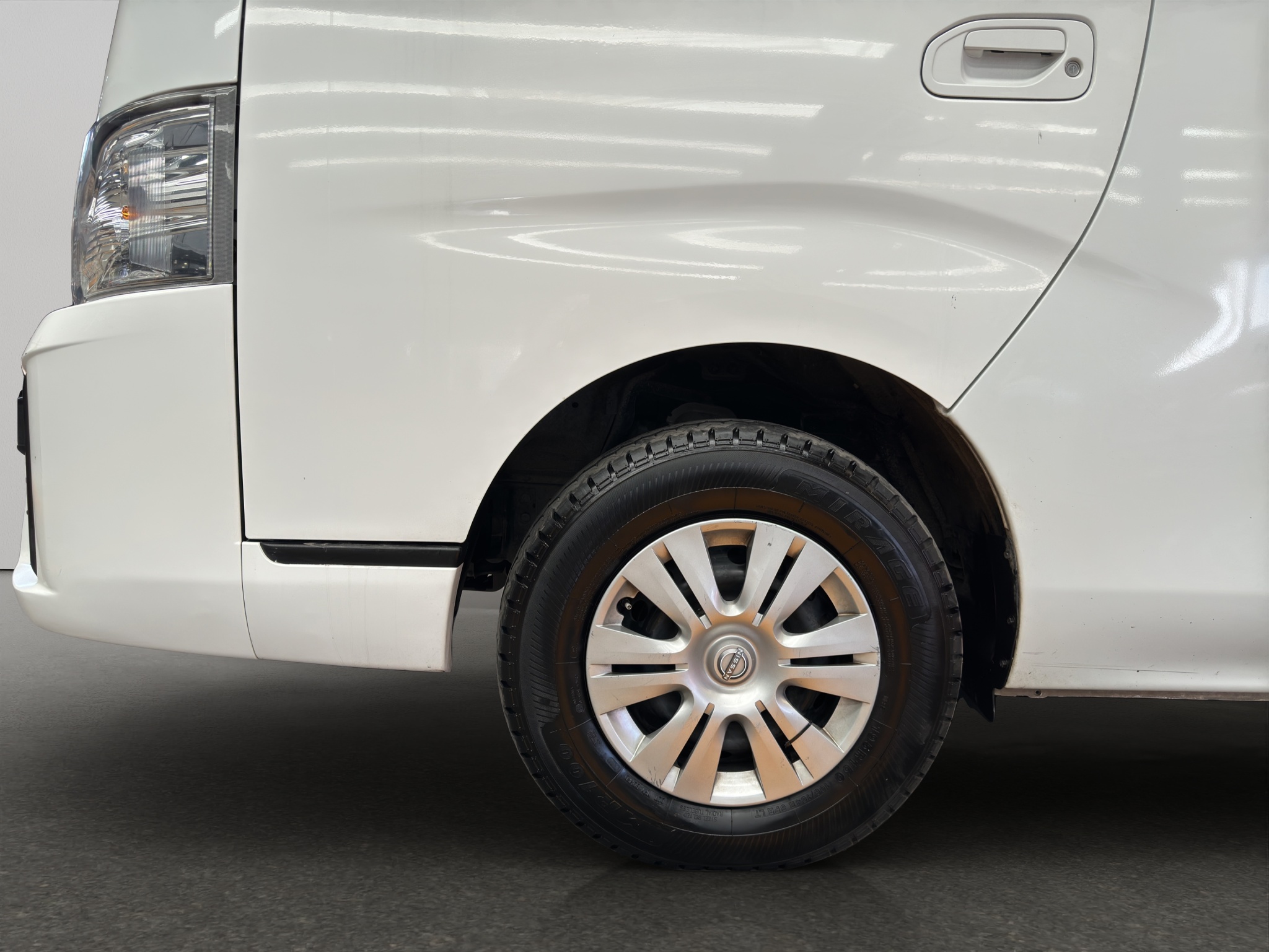 Nissan Urvan Pasajeros 4 pts. Amplia, TM5, a/ac., desem. tras., 14 pas. 2023