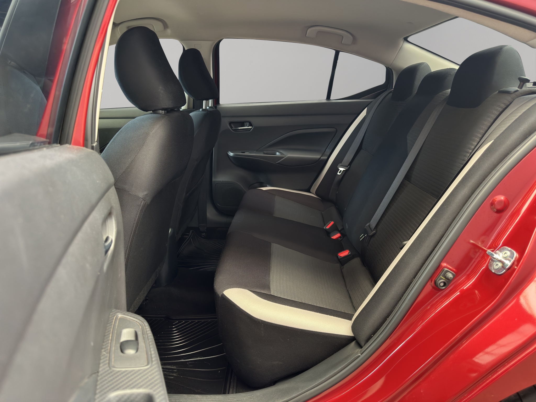 Nissan Versa 4 pts. Advance, CVT, a/ac., VE, f. niebla, RA-16(línea anterior) 2022