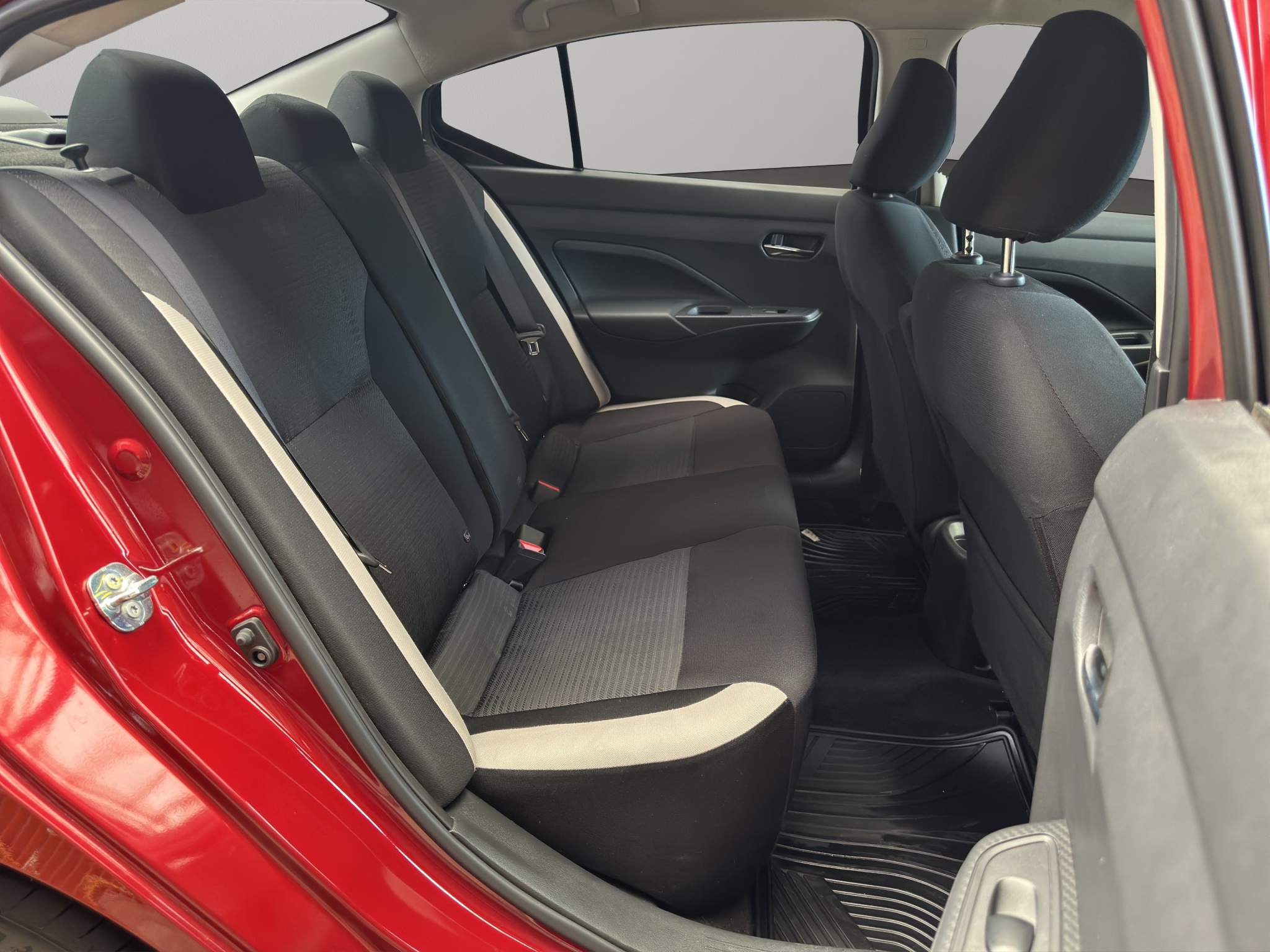 Nissan Versa 4 pts. Advance, CVT, a/ac., VE, f. niebla, RA-16(línea anterior) 2022