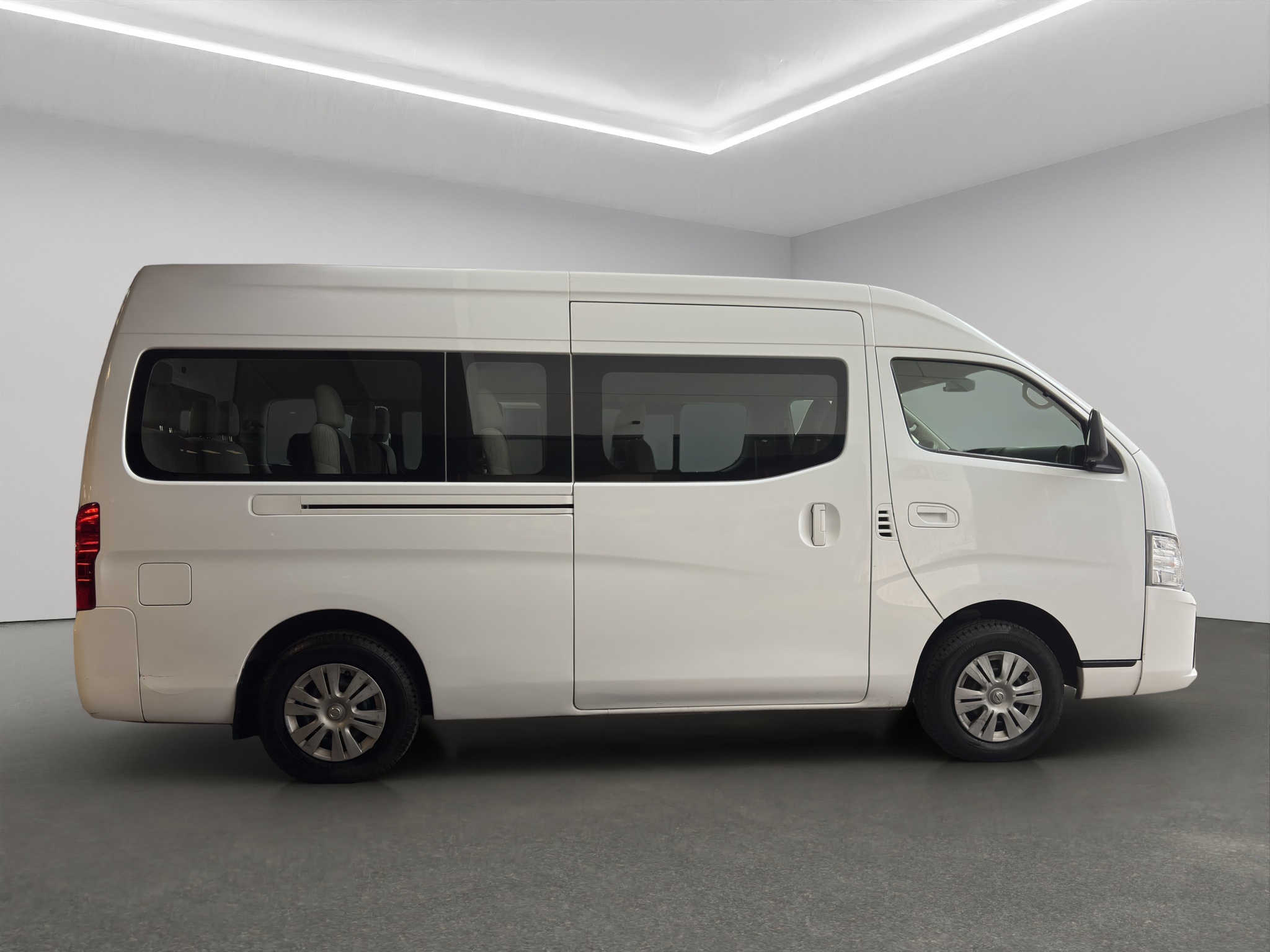 Nissan Urvan Pasajeros 4 pts. Amplia, TM5, a/ac., desem. tras., 14 pas. 2023
