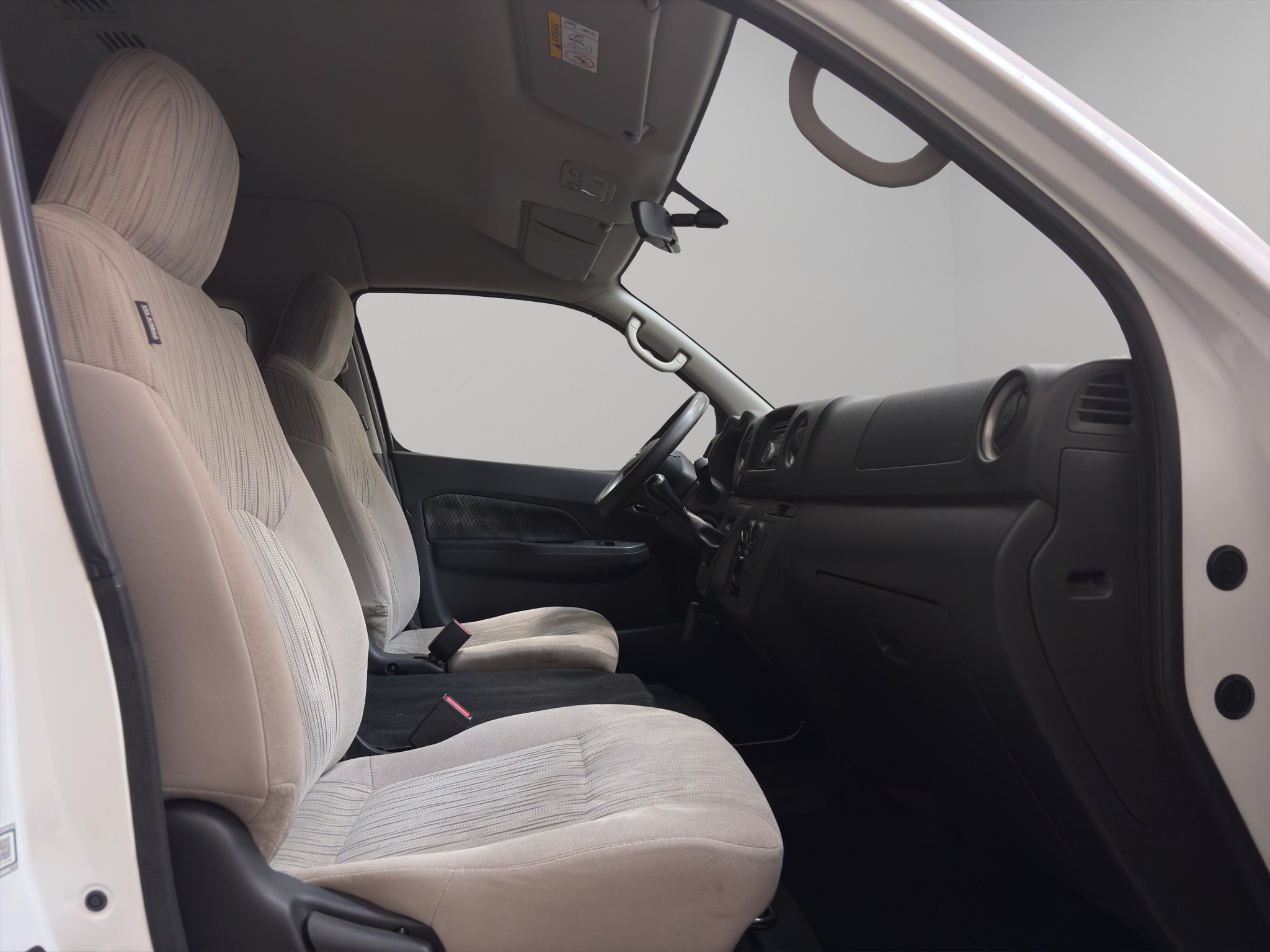 Nissan Urvan Pasajeros 4 pts. Amplia, TM5, a/ac., desem. tras., 14 pas. 2023