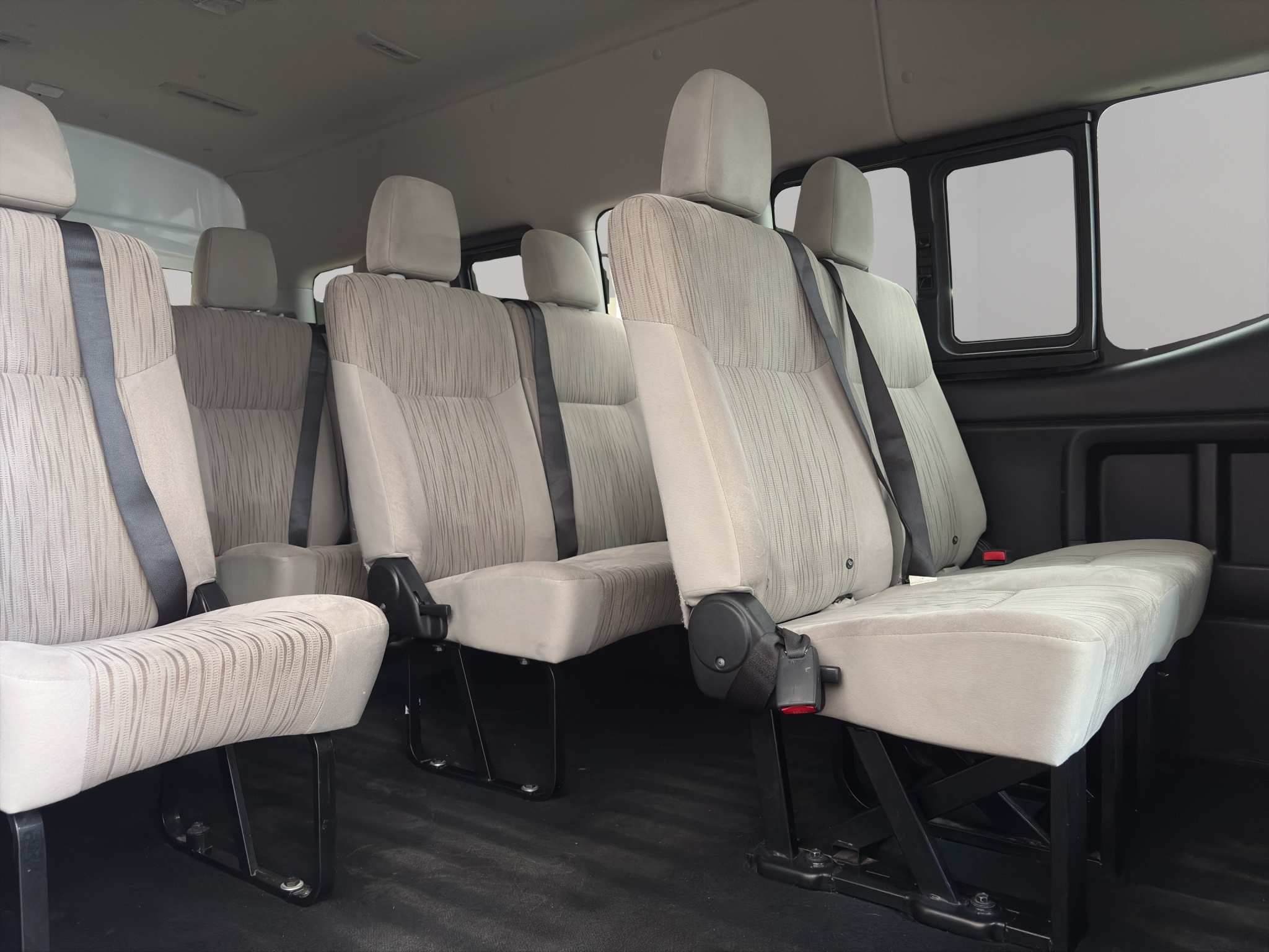 Nissan Urvan Pasajeros 4 pts. Amplia, TM5, a/ac., desem. tras., 14 pas. 2023