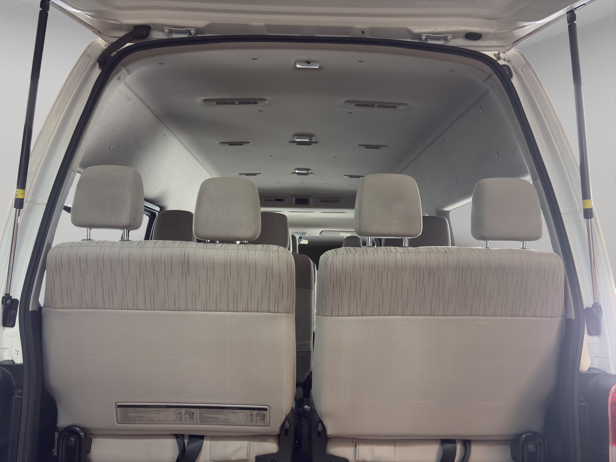 Nissan Urvan Pasajeros 4 pts. Amplia, TM5, a/ac., desem. tras., 14 pas. 2023