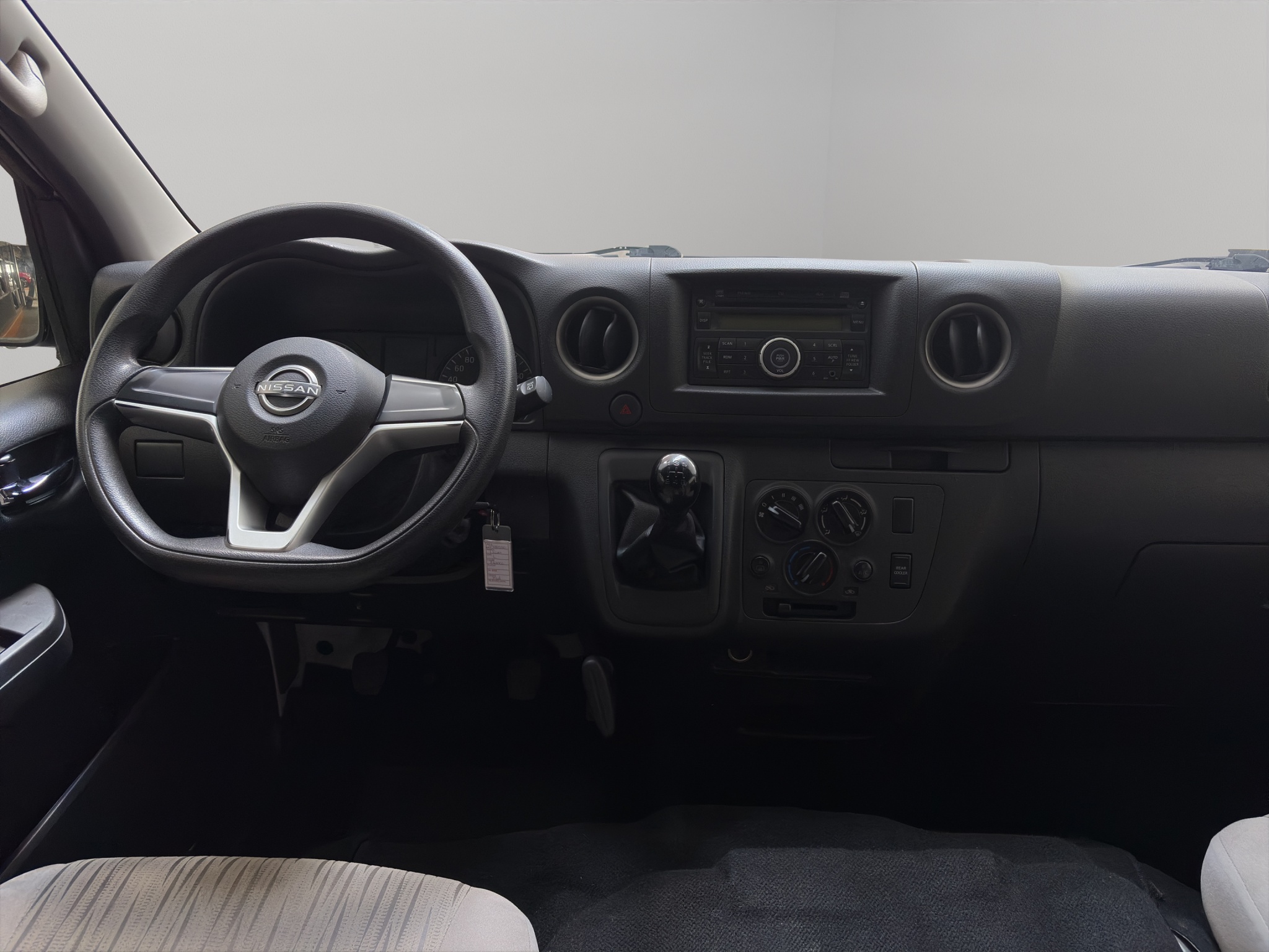 Nissan Urvan Pasajeros 4 pts. Amplia, TM5, a/ac., desem. tras., 14 pas. 2023