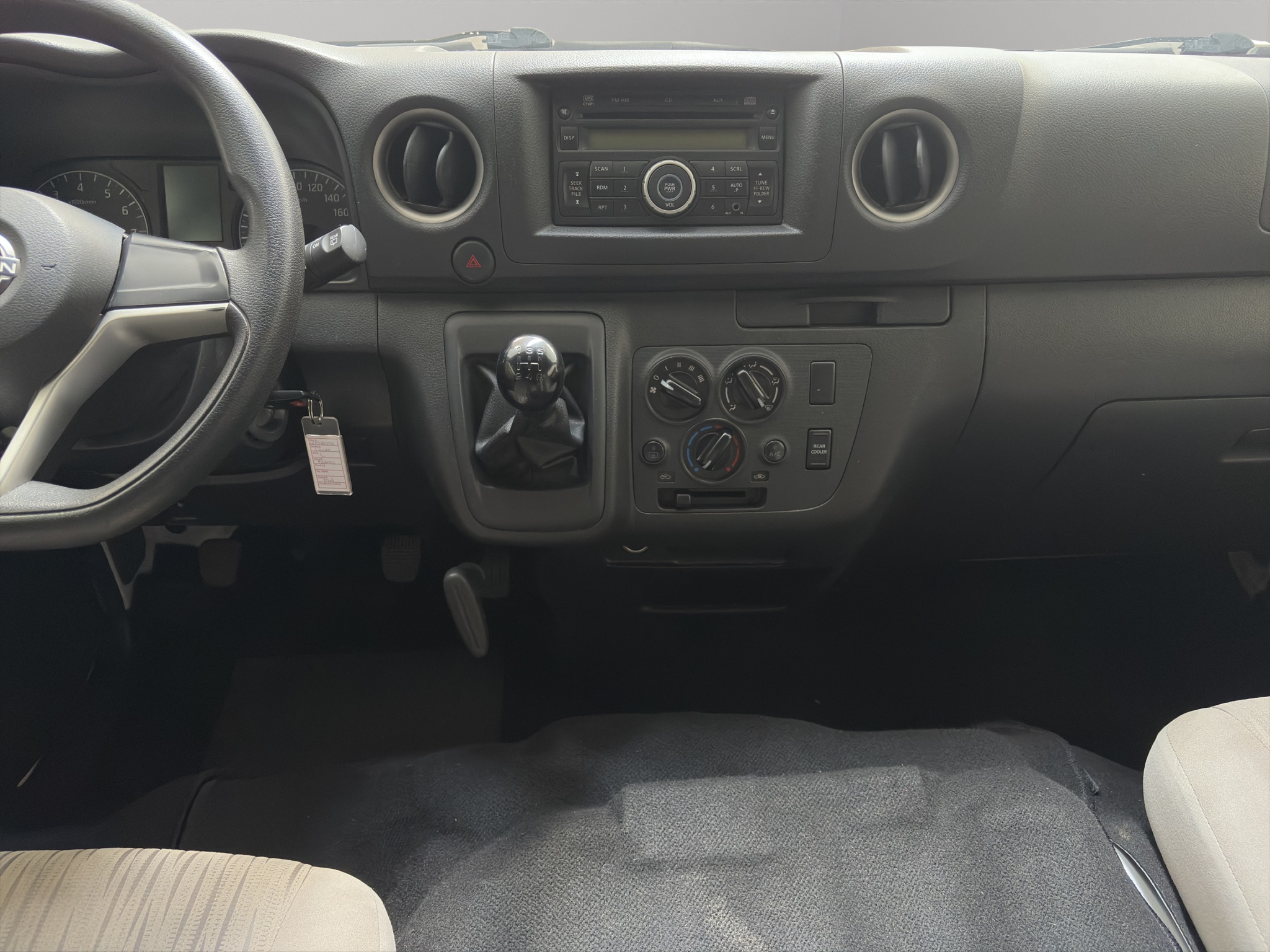 Nissan Urvan Pasajeros 4 pts. Amplia, TM5, a/ac., desem. tras., 14 pas. 2023