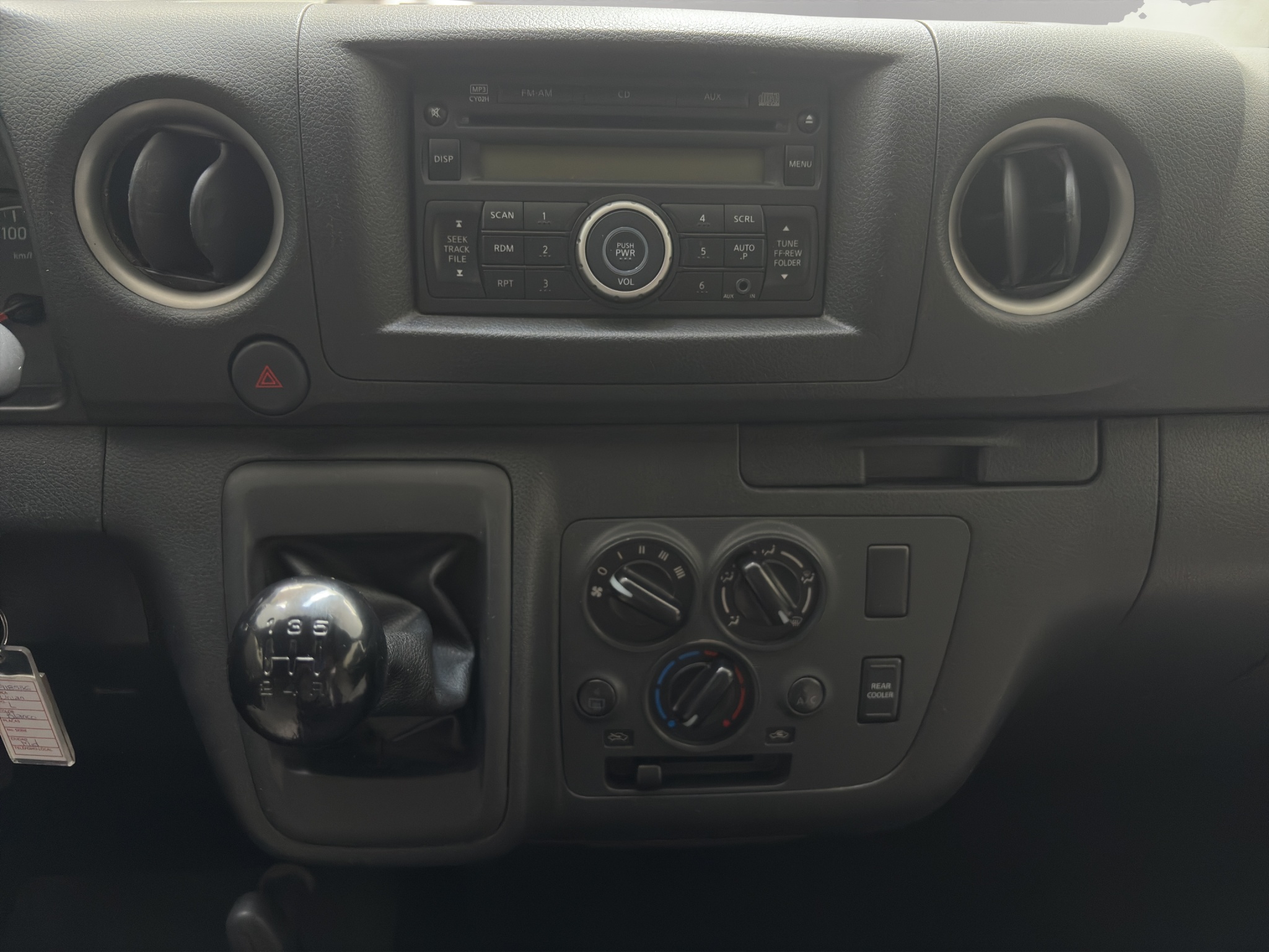 Nissan Urvan Pasajeros 4 pts. Amplia, TM5, a/ac., desem. tras., 14 pas. 2023