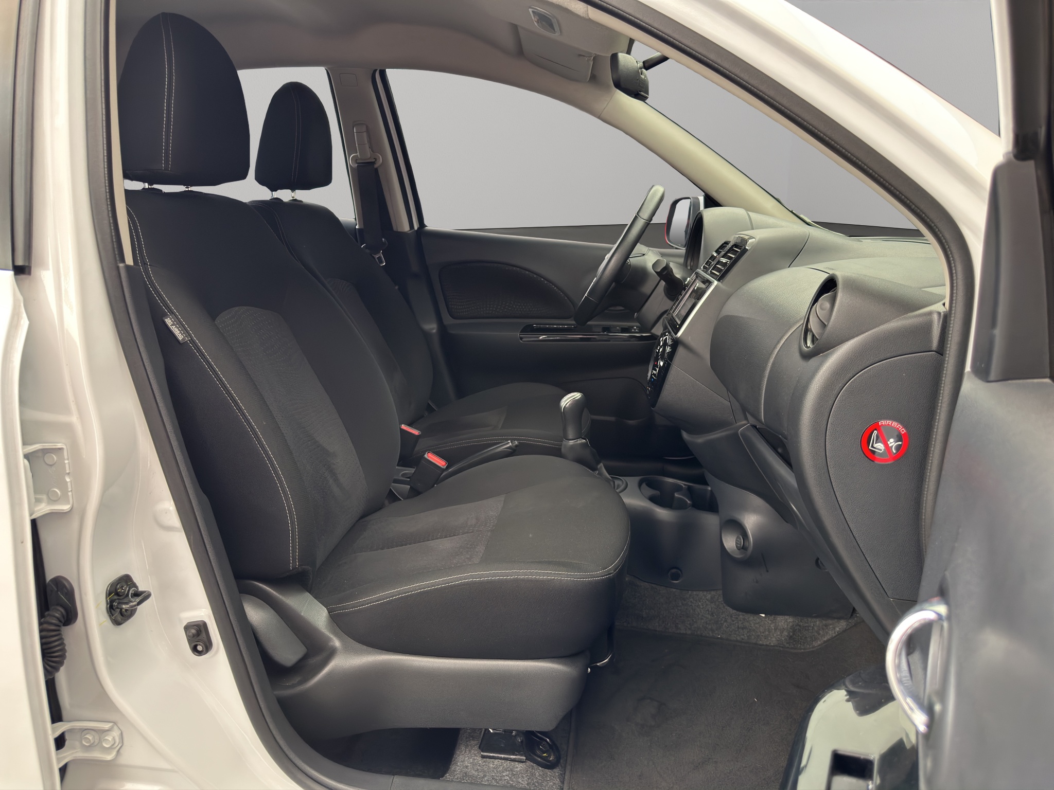 Nissan March 5 pts. HB Exclusive, TM5, a/ac. Aut., VE, RA-16 2024